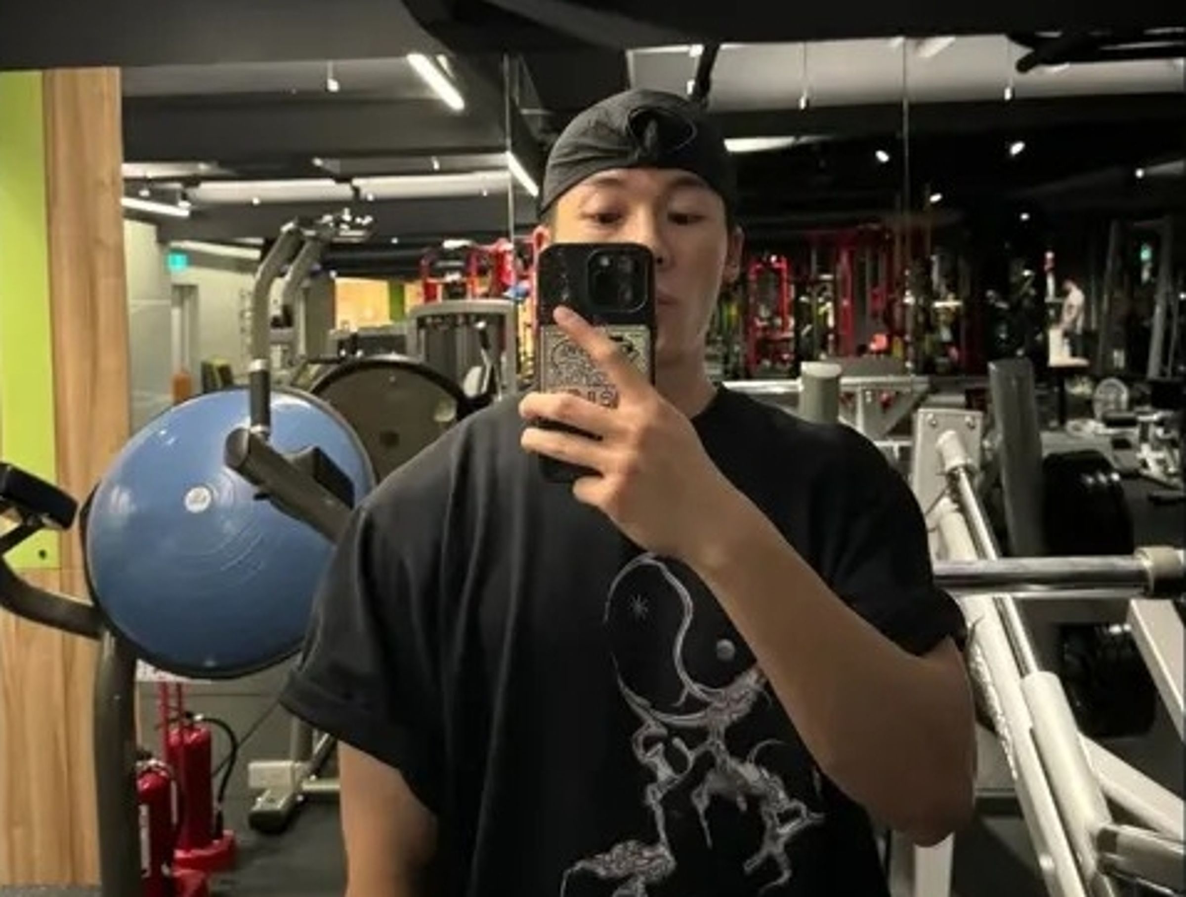 許光漢分享健身房運動日常,看來入伍後身形更加壯碩。(翻攝自許光漢IG)