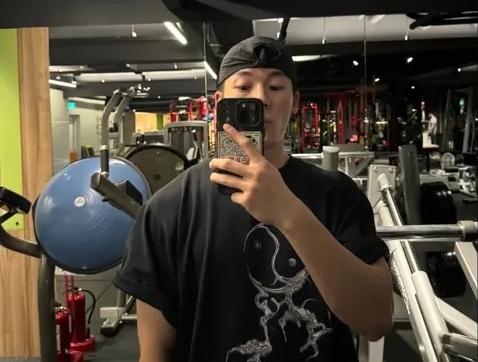許光漢分享健身房運動日常，看來入伍後身形更加壯碩。（翻攝自許光漢IG)