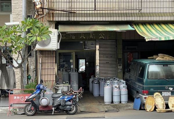 瓦斯行旁的避難點，令民眾不解是要「躲空襲還是躲爆炸」。（翻攝畫面）