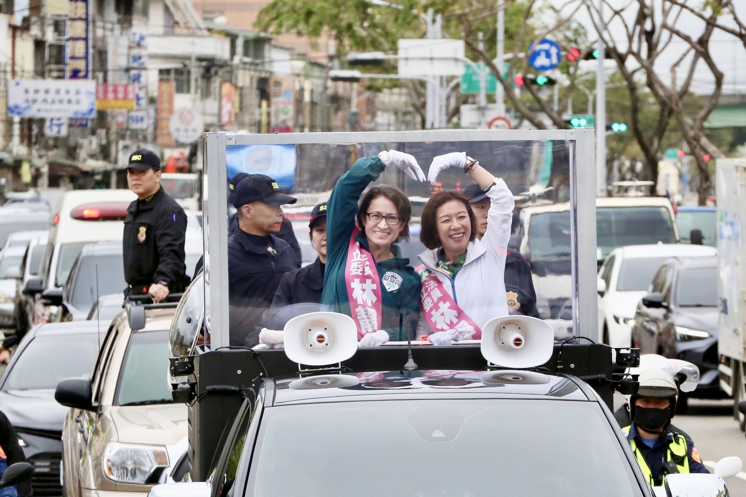 蕭美琴今上午赴台中陪立委林靜儀車隊掃街並回應國籍問題。（賴清德競選辦公室提供）