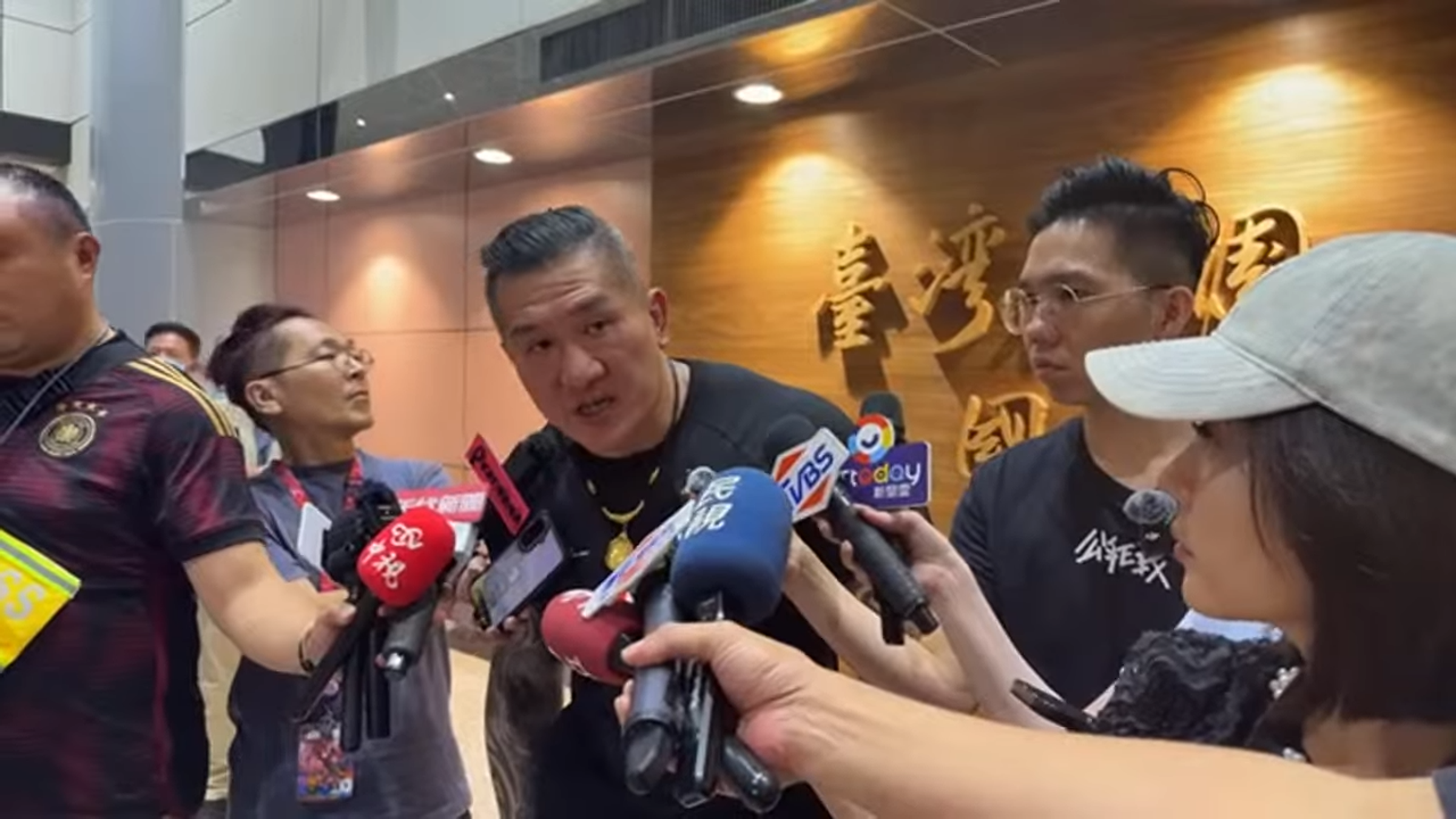 館長陳之漢昨晚自上海返台,被問到下一站會是否可能去深圳?他說要先阻止大罷免,才會再計劃訪問中國。(翻攝自館長惡名昭彰直播)
