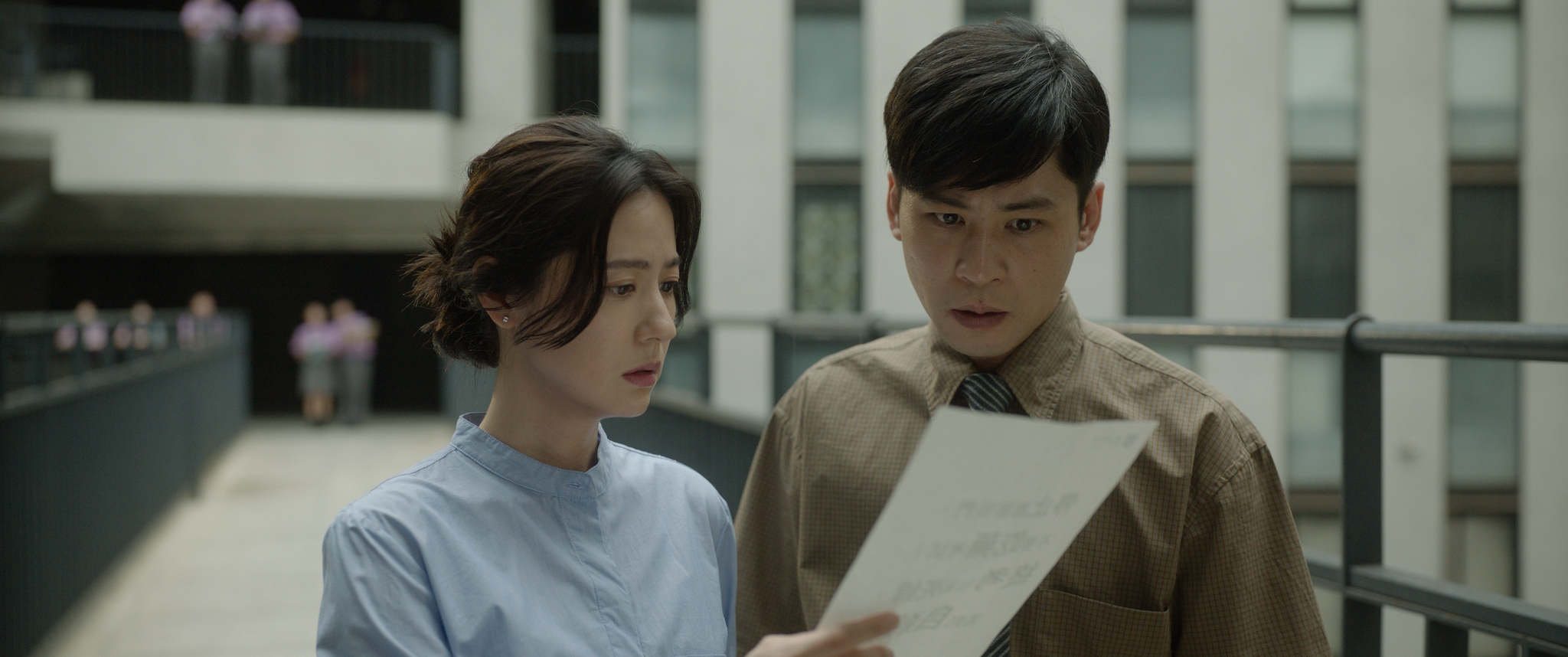在《自殺通告》裡,林予晞自嘲飾演的老師角色是校長的「爪牙」 ,看著很關心學生,然而一句話就能定奪別的老師的去留。(本萃電影提供)