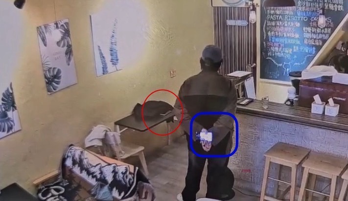 陳姓竊嫌到高雄市一間知名早午餐店，偷天換日掉包店家內價值2萬4千元的手機後竊走。（翻攝畫面）