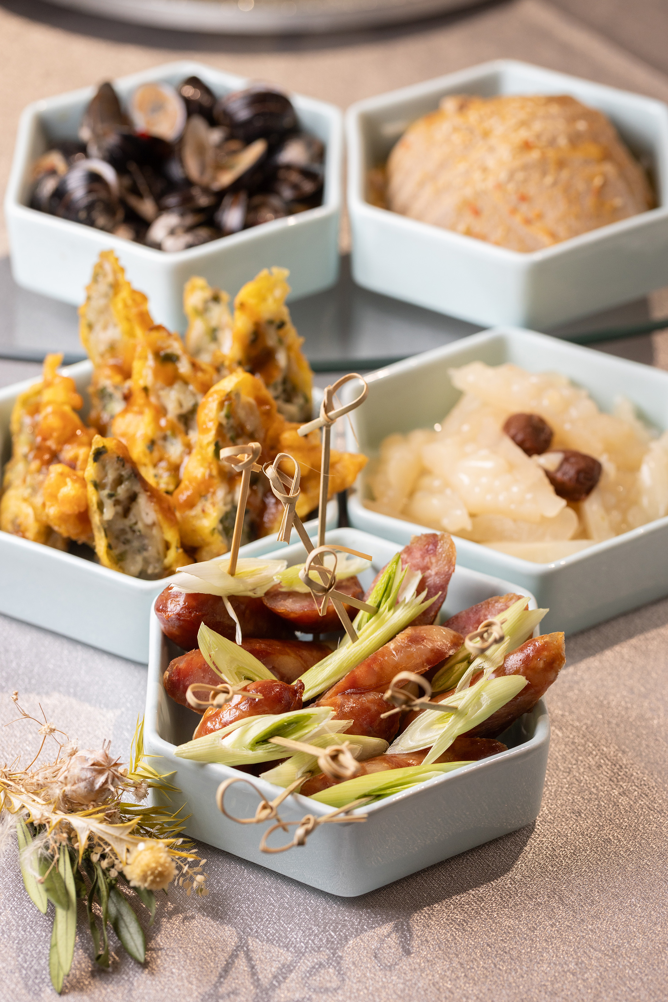 第一道菜餚「五味拼盤」，利用彰化五個鄉鎮的當季特色食材，呈現人生的酸甜苦辣鹹。