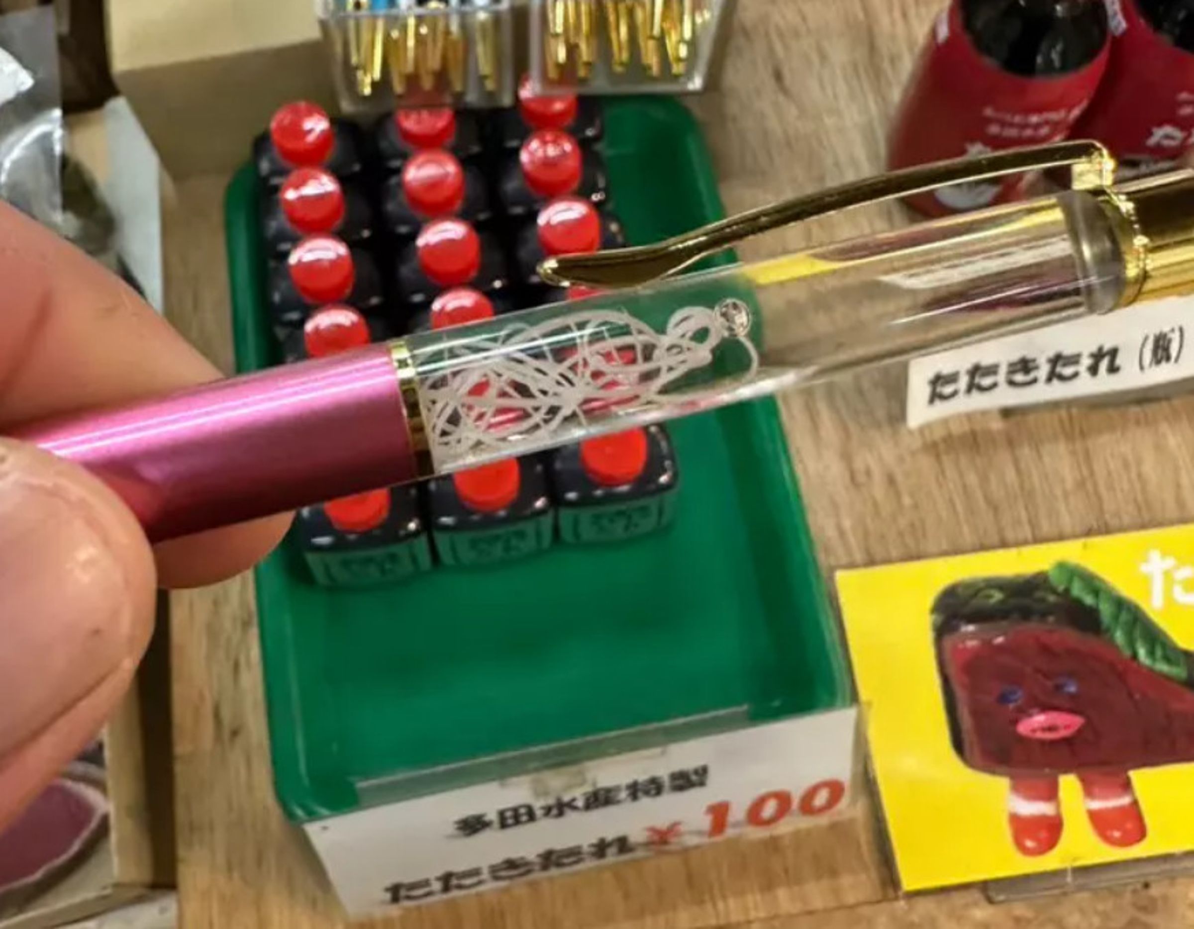 網友發現日本有款獵奇的伴手禮居然是將寄生蟲裝在筆管內販售。（翻攝X@yamato_sardine）
