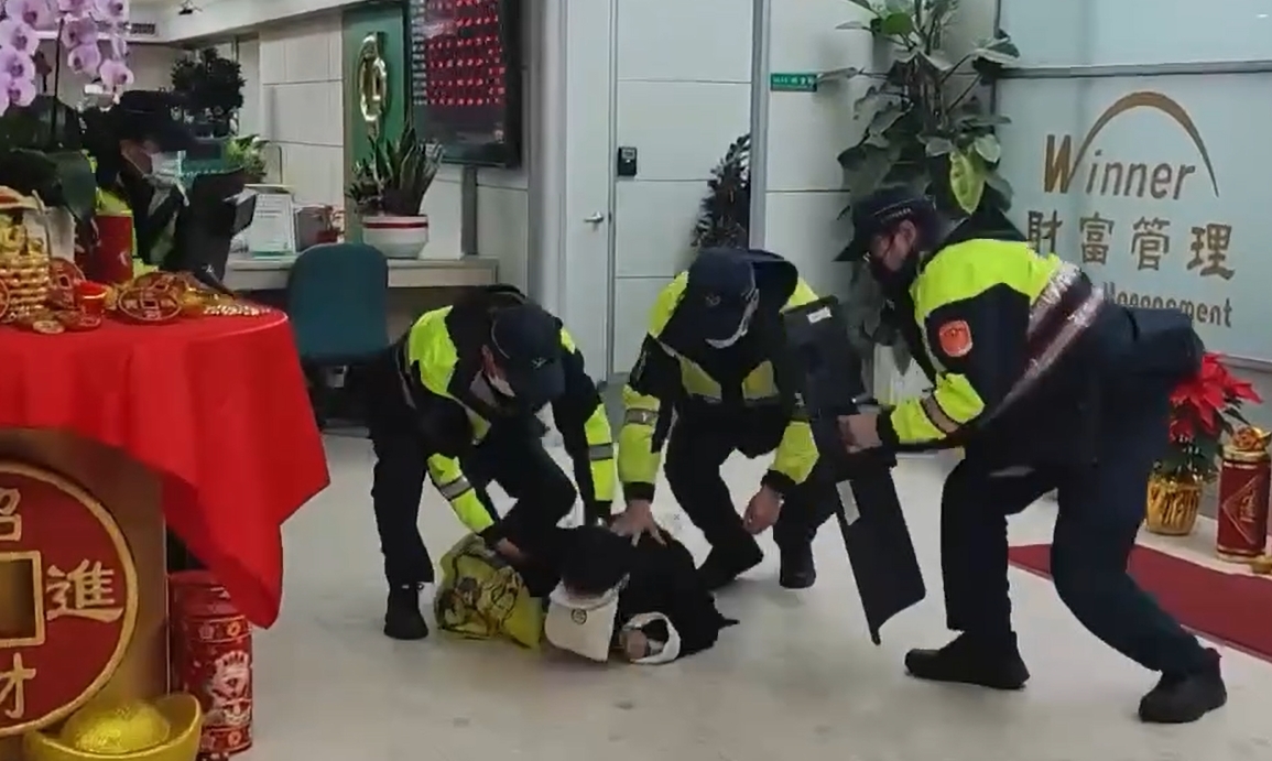 內政部表示，各縣市警察局已協調金融機構，實施防搶演練及員工自衛編組演練。（內政部提供）