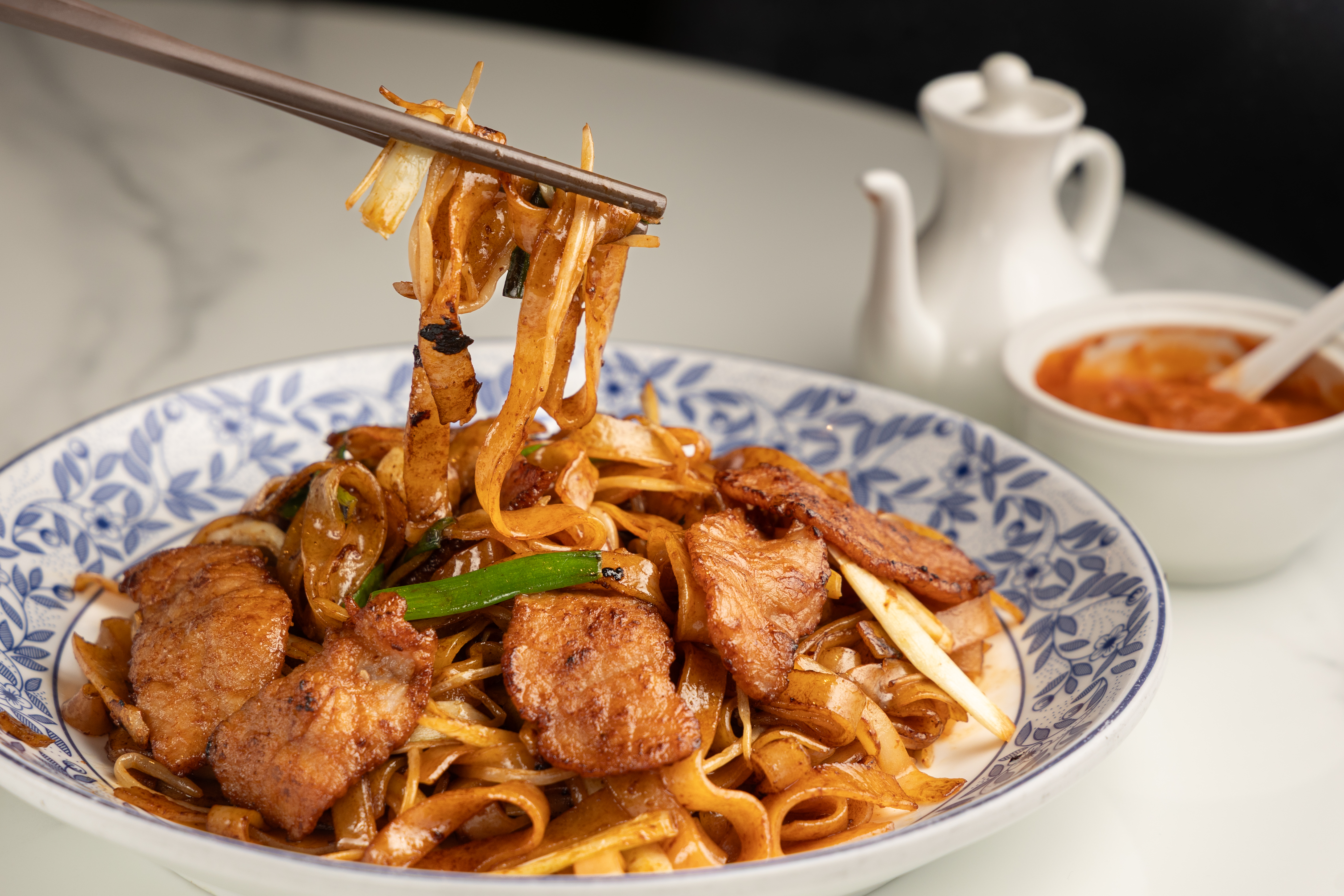 以豬油炒製的「乾炒牛河」，散發濃郁鍋氣，河粉炒得夠透，醬汁均勻裹住醬汁。（港幣143元／份，約NT$546）