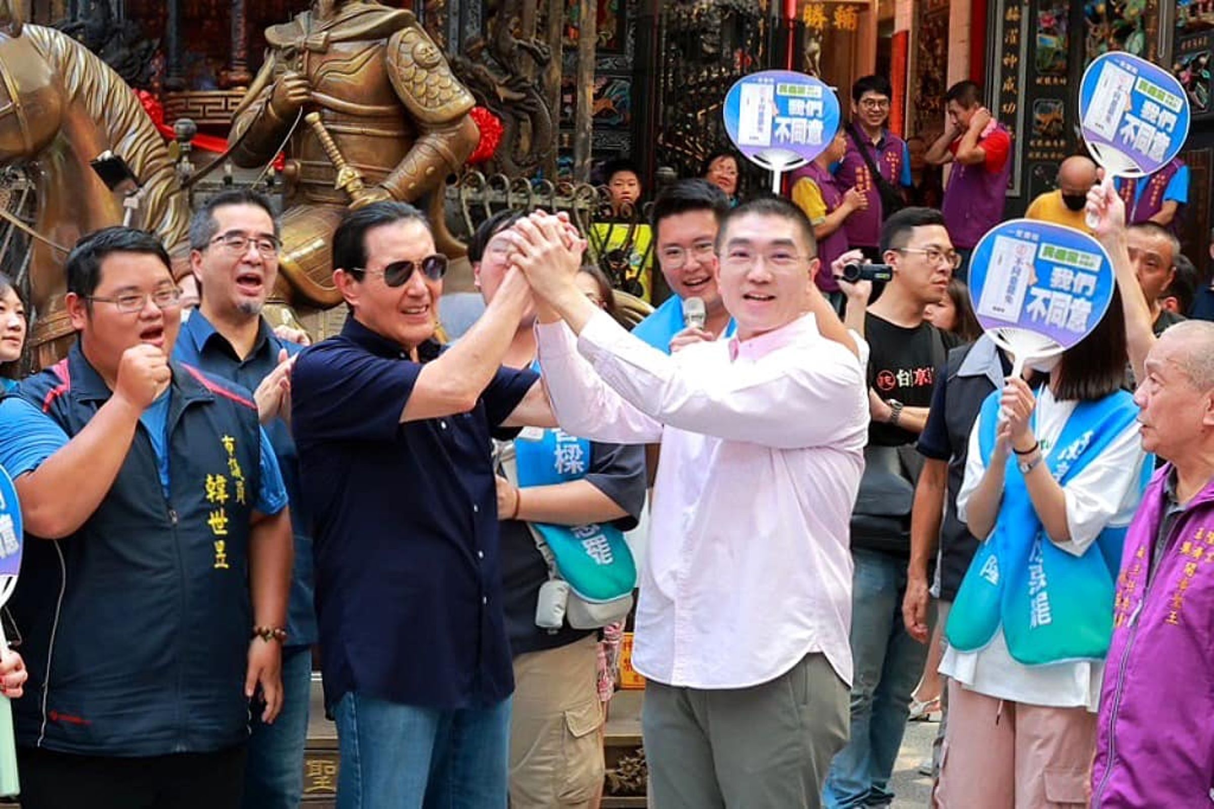 馬英九2度來基隆助「固樑」,還握起謝國樑的手。(翻攝謝國樑臉書)
