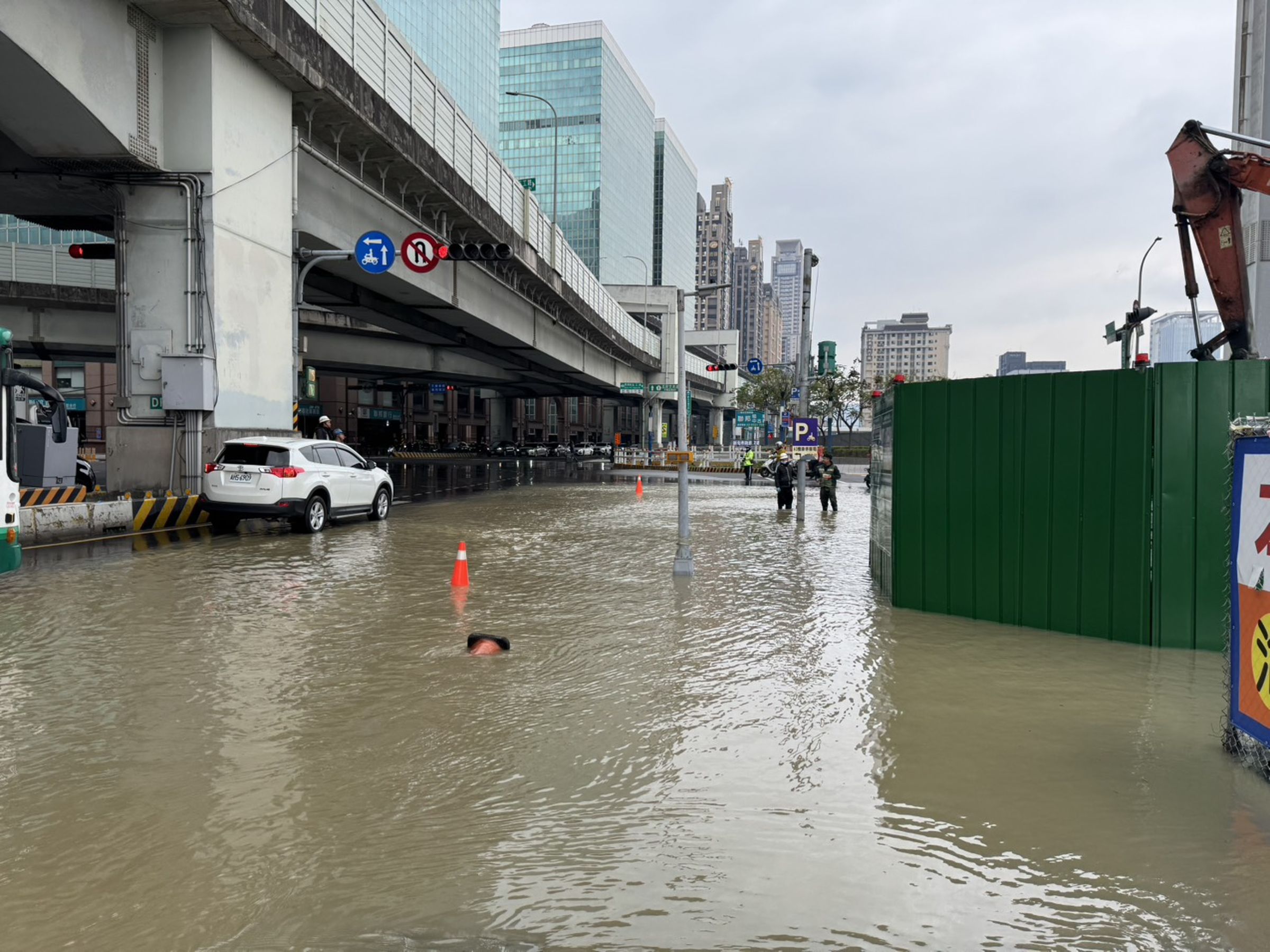 因養工單位開挖天橋地基不慎挖斷自來水管，新莊新北大道被大量湧出的自來水淹沒。（翻攝畫面）