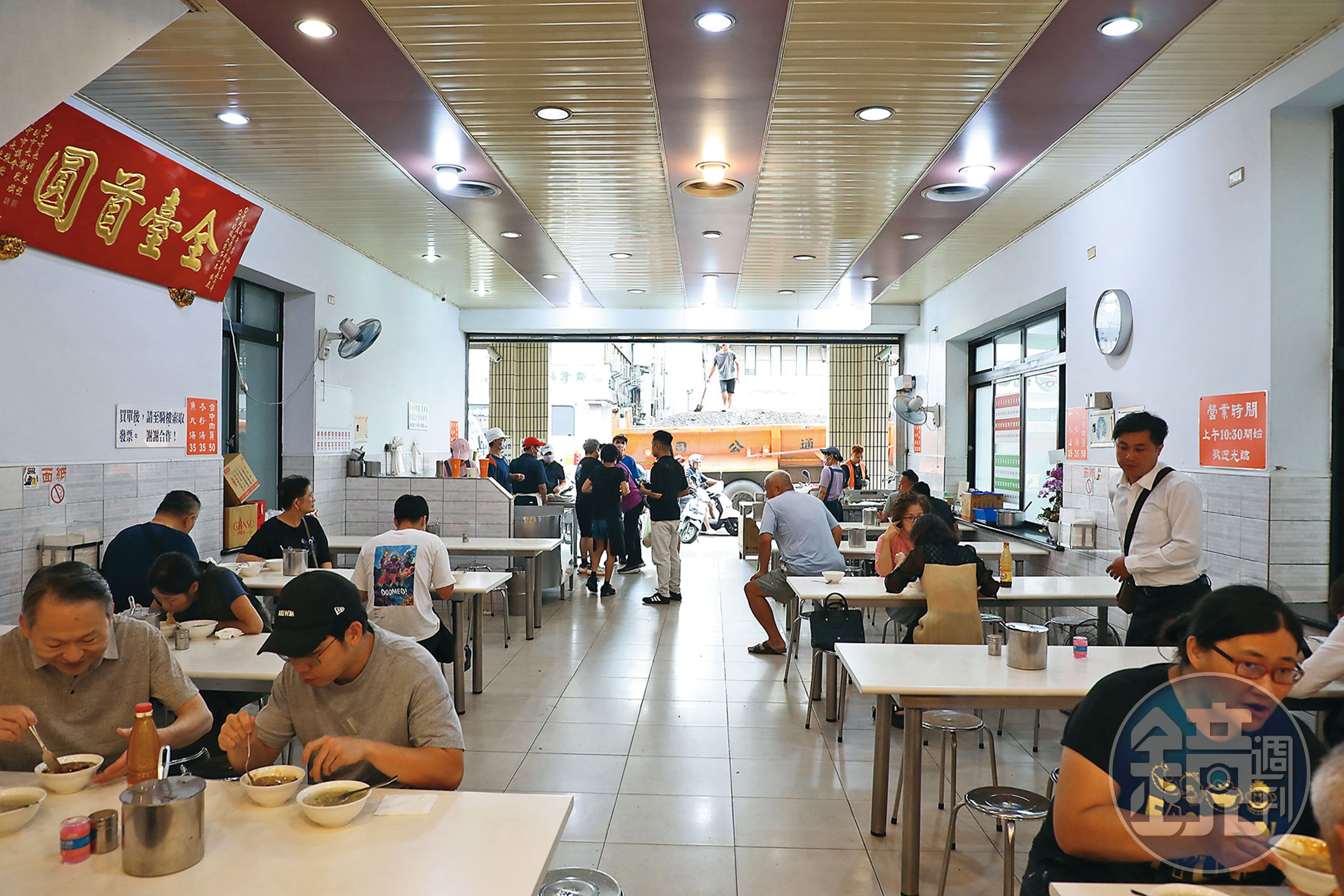 店裡常見中年客人帶著老父親、老母親上門,重溫古早美味。