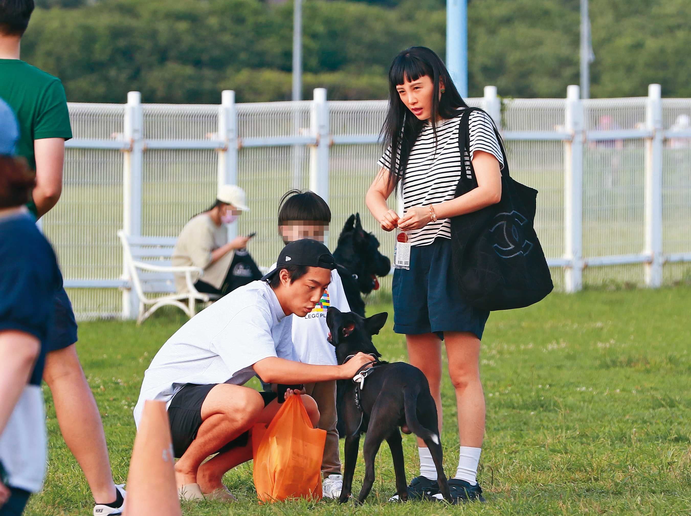 魏如萱（右）和鮮肉演員蔡凡熙（左）去遛狗，人脈觸角又廣又深。