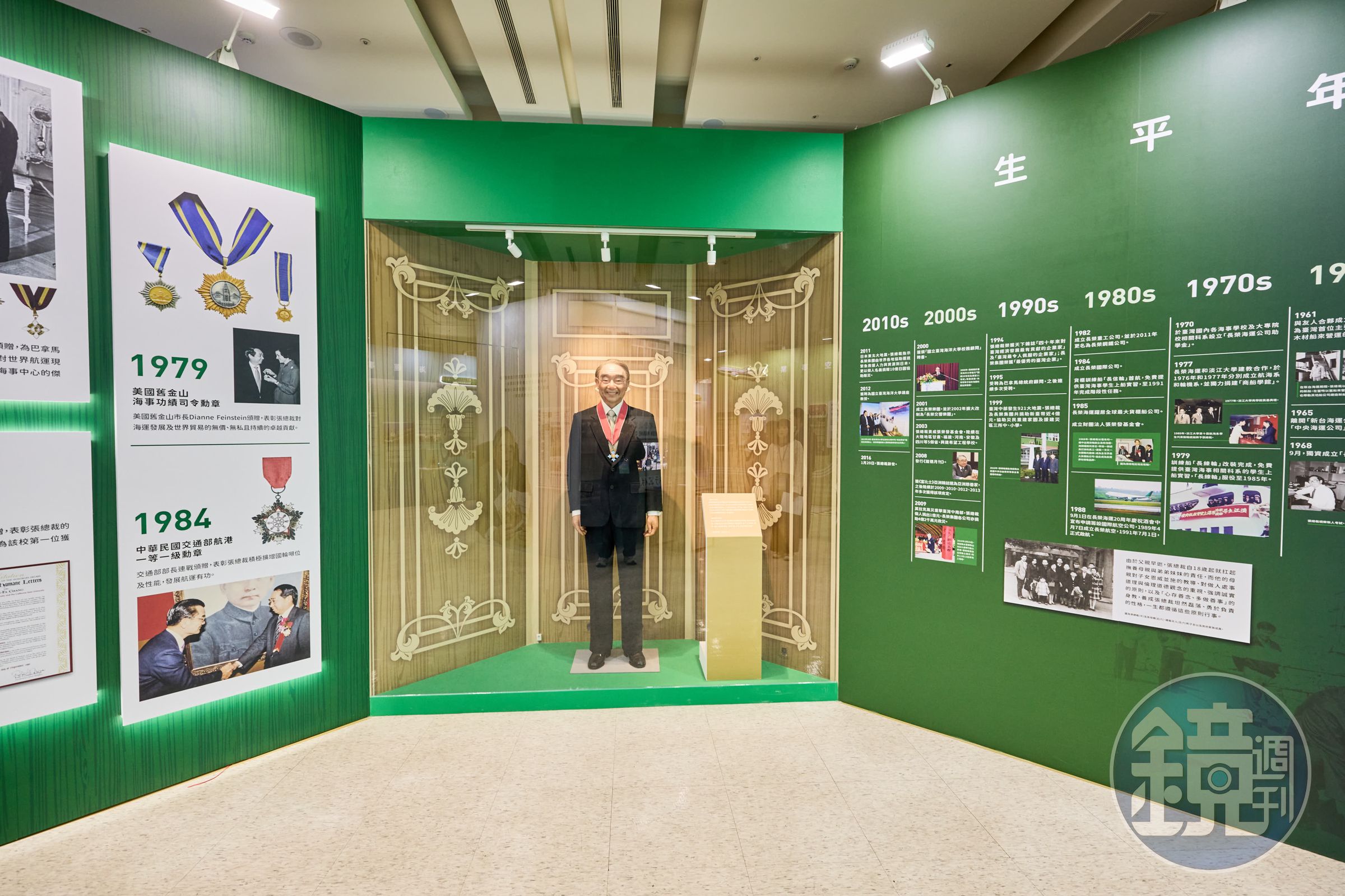 展場首度公開由已故蠟像大師林健成製作的張榮發等比例蠟像,重現他2006年獲頒「大英帝國司令勳章」時的神情與風采,彷彿站在時光長廊中與觀眾再度相遇。