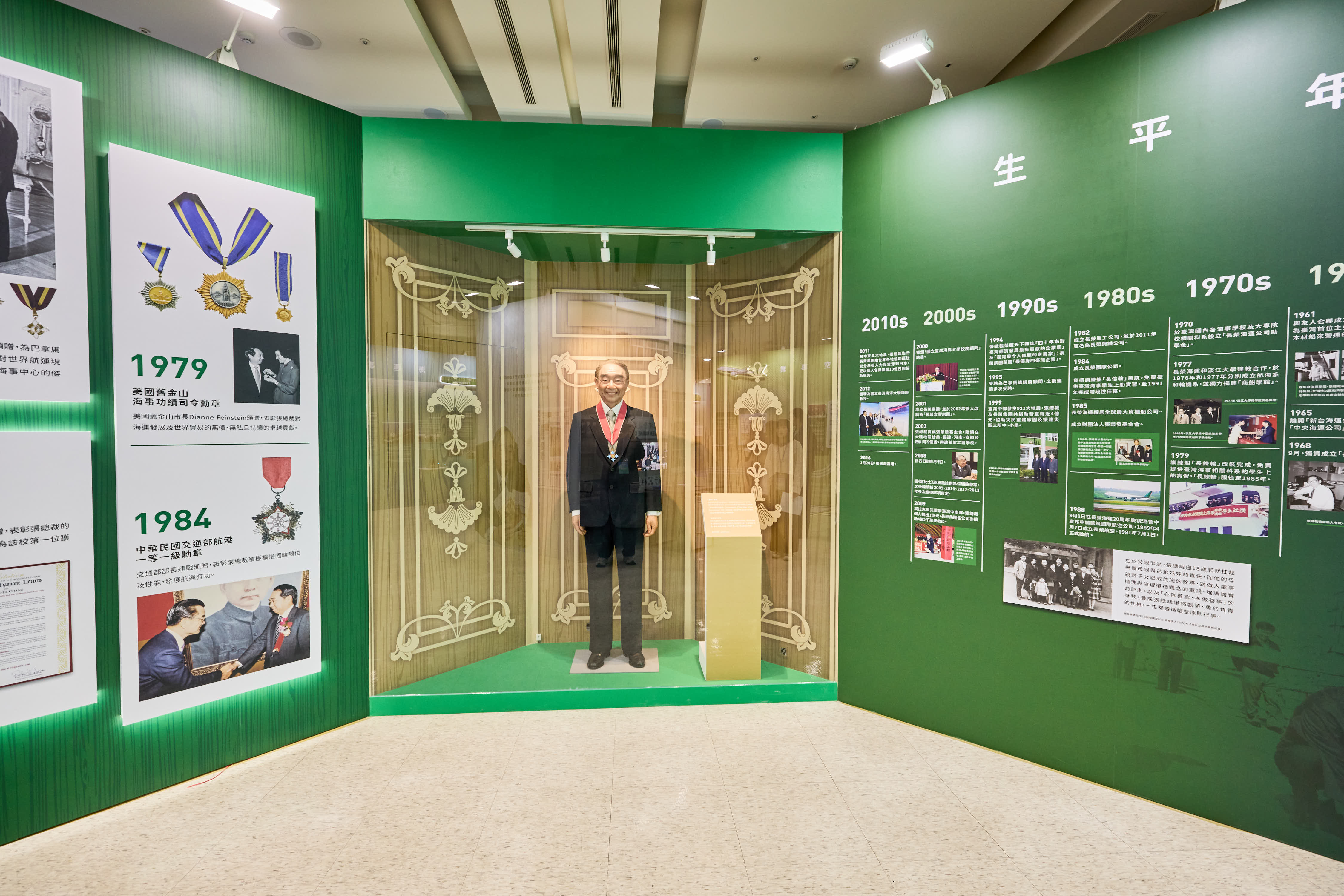 展場首度公開由已故蠟像大師林健成製作的張榮發等比例蠟像,重現他2006年獲頒「大英帝國司令勳章」時的神情與風采,彷彿站在時光長廊中與觀眾再度相遇。