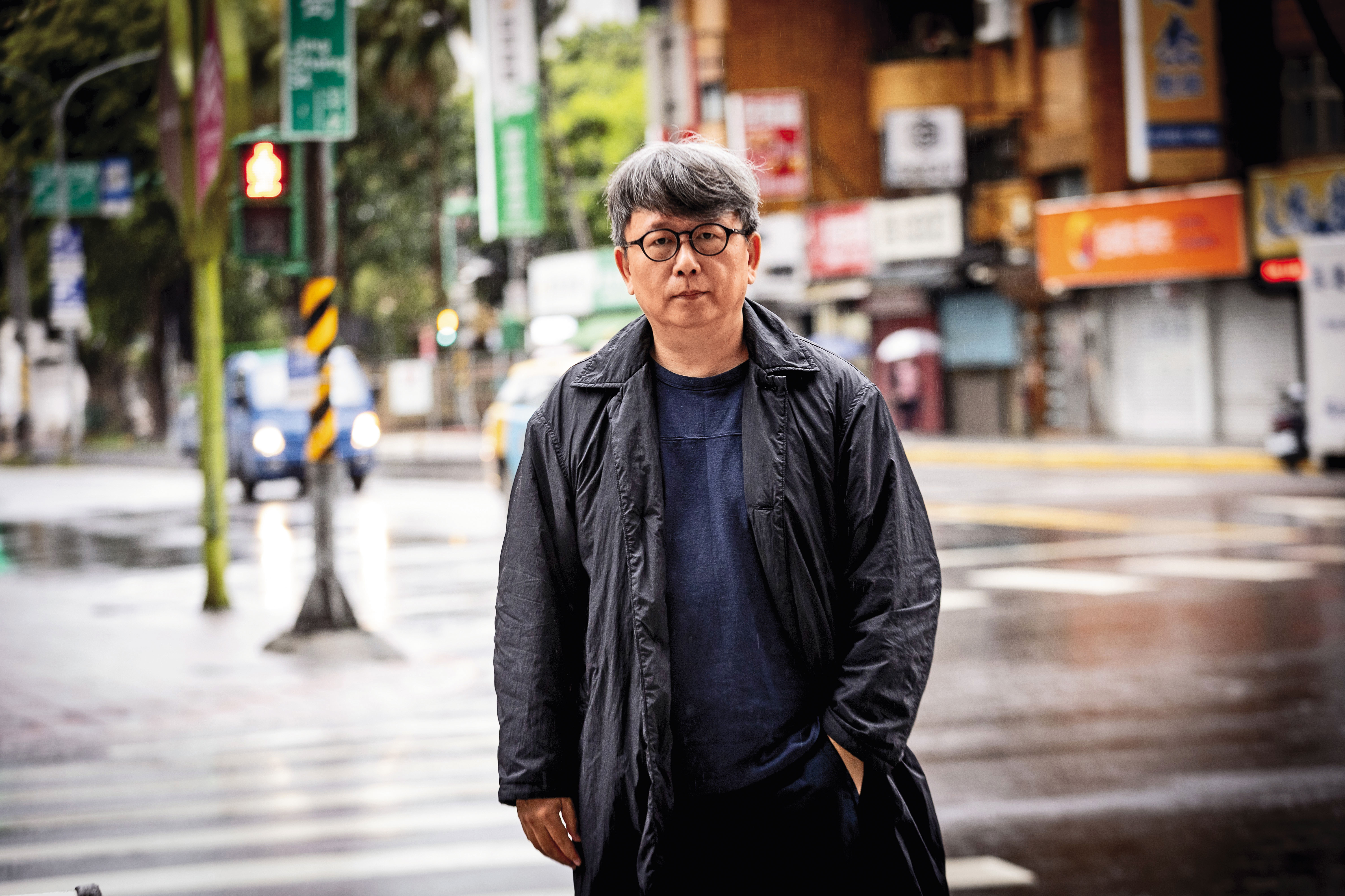 楊力州說，支持大罷免運動，妻子朱詩倩比他還熱烈，甚至差點賣房子支援TAIWAN ACTION拍攝計畫。