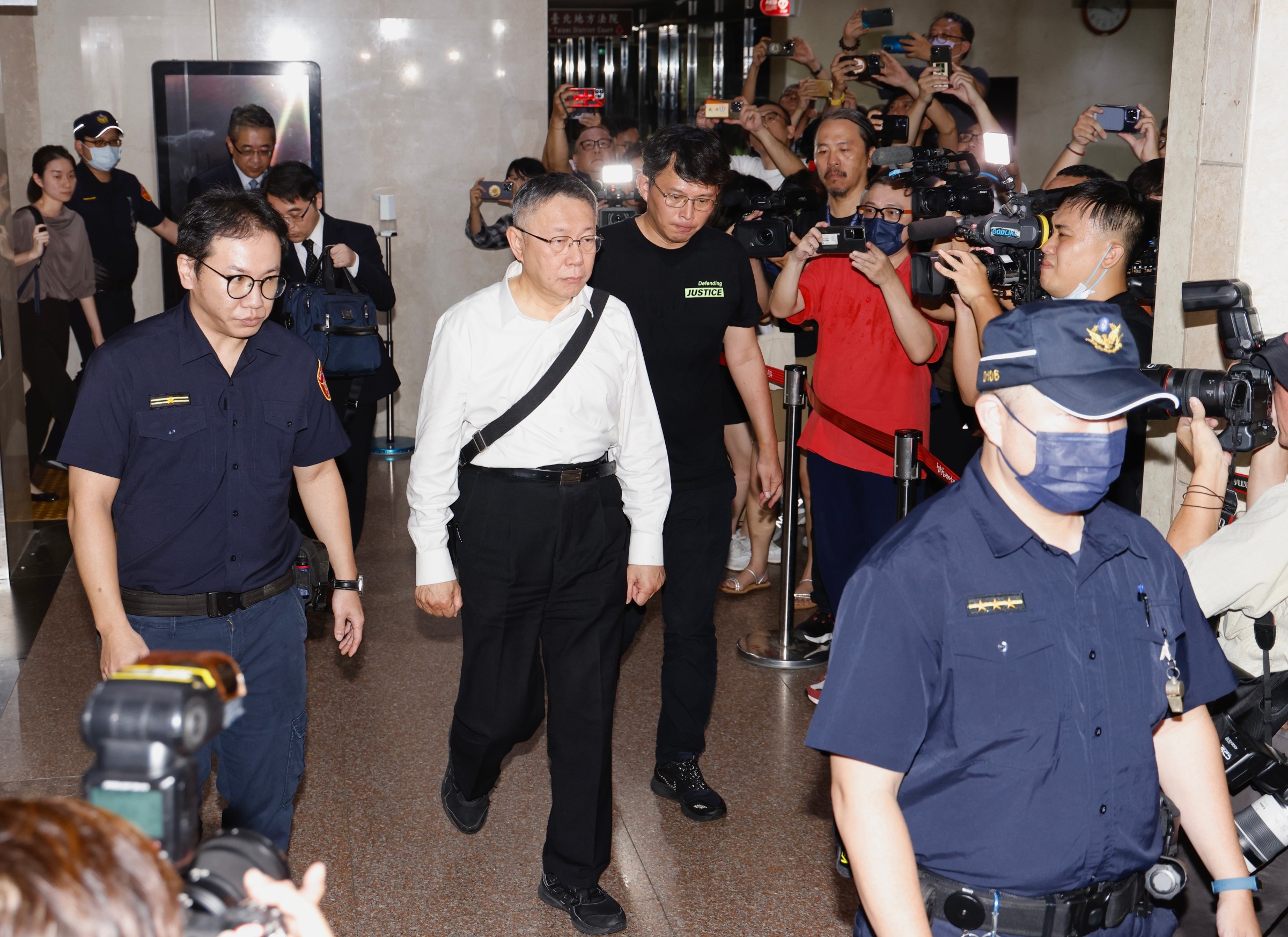 柯文哲日前無保請回，北市前都委曾光宗今日由北檢傳喚作證。