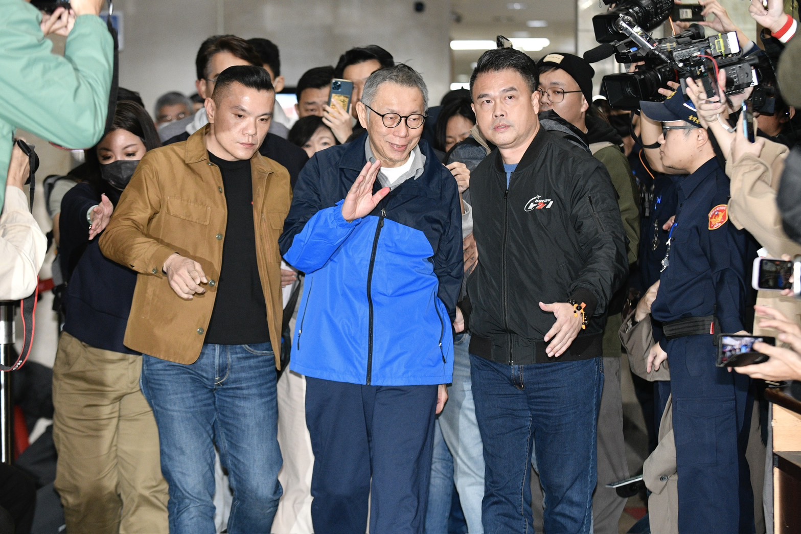 高院預計明（29日）早上9點公告裁定結果，高院合議庭目前進入最後階段，預計今天深夜至明天凌晨之間才會完成。