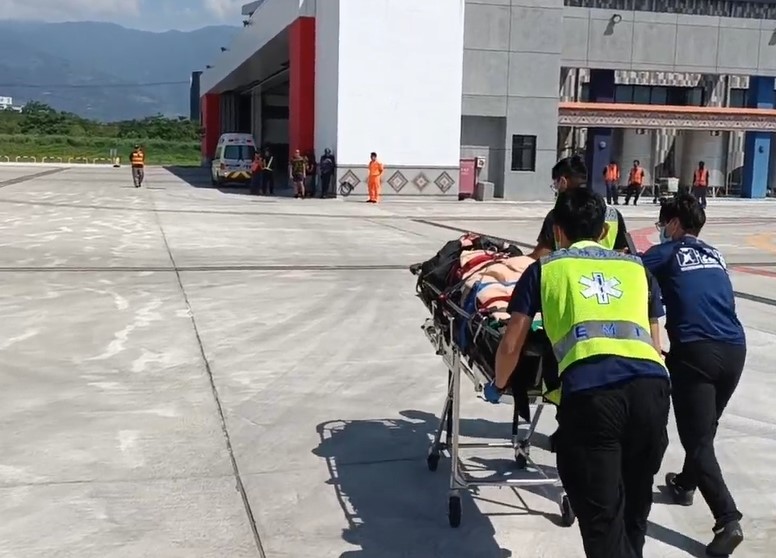 直升機落地後，將傷患送往醫院。（消防署提供）