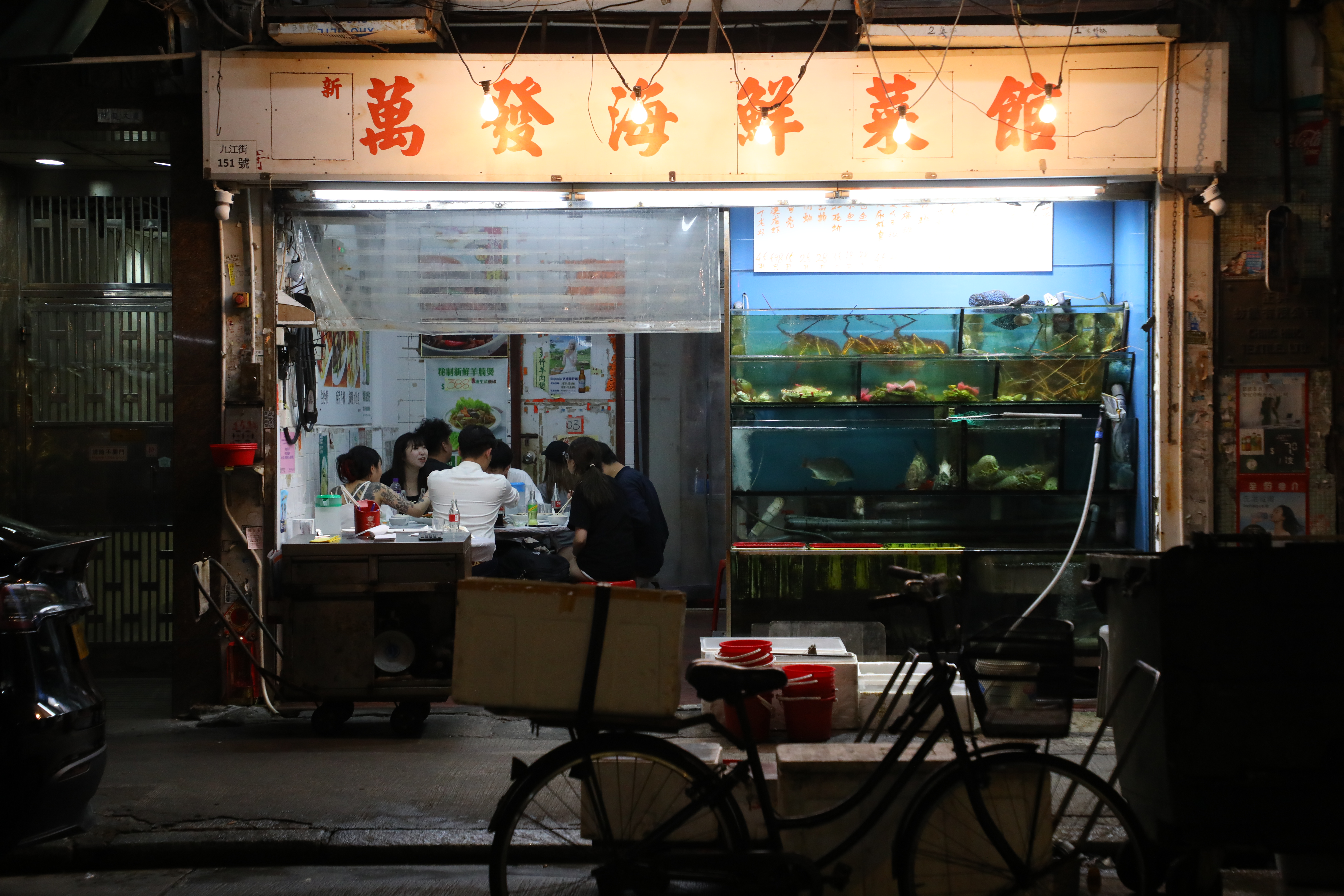 在「萬發海鮮菜館」也可品嘗各種游水海鮮。