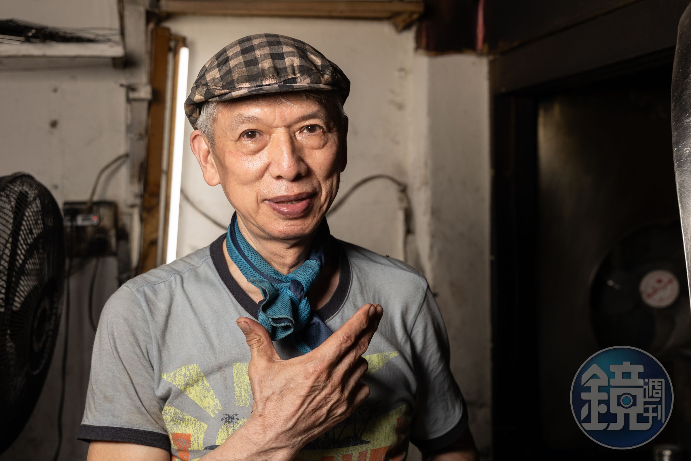 姚欽淇是姚燒鳥第三代接班人，在爐炭前站了50幾年，依舊堅守崗位。