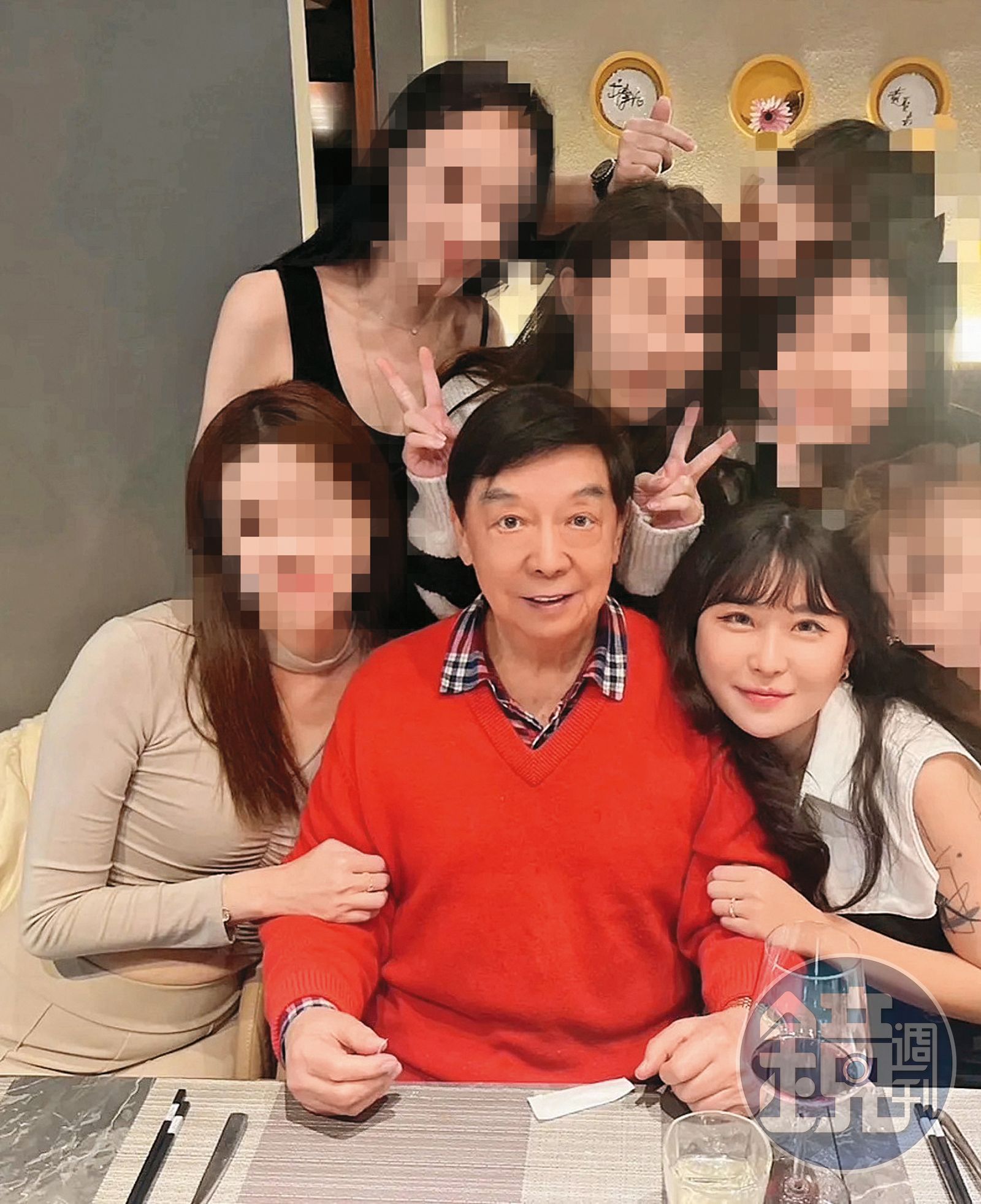 仙塔(前右)積極打入上流社會,卻因此惹來其他名媛不滿,甚至批她太過高傲。(圖/讀者提供/鏡週刊)