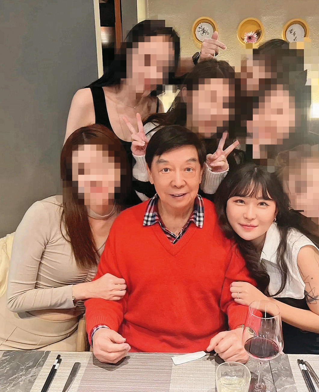 仙塔(前右)積極打入上流社會,卻因此惹來其他名媛不滿,甚至批她太過高傲。(讀者提供)
