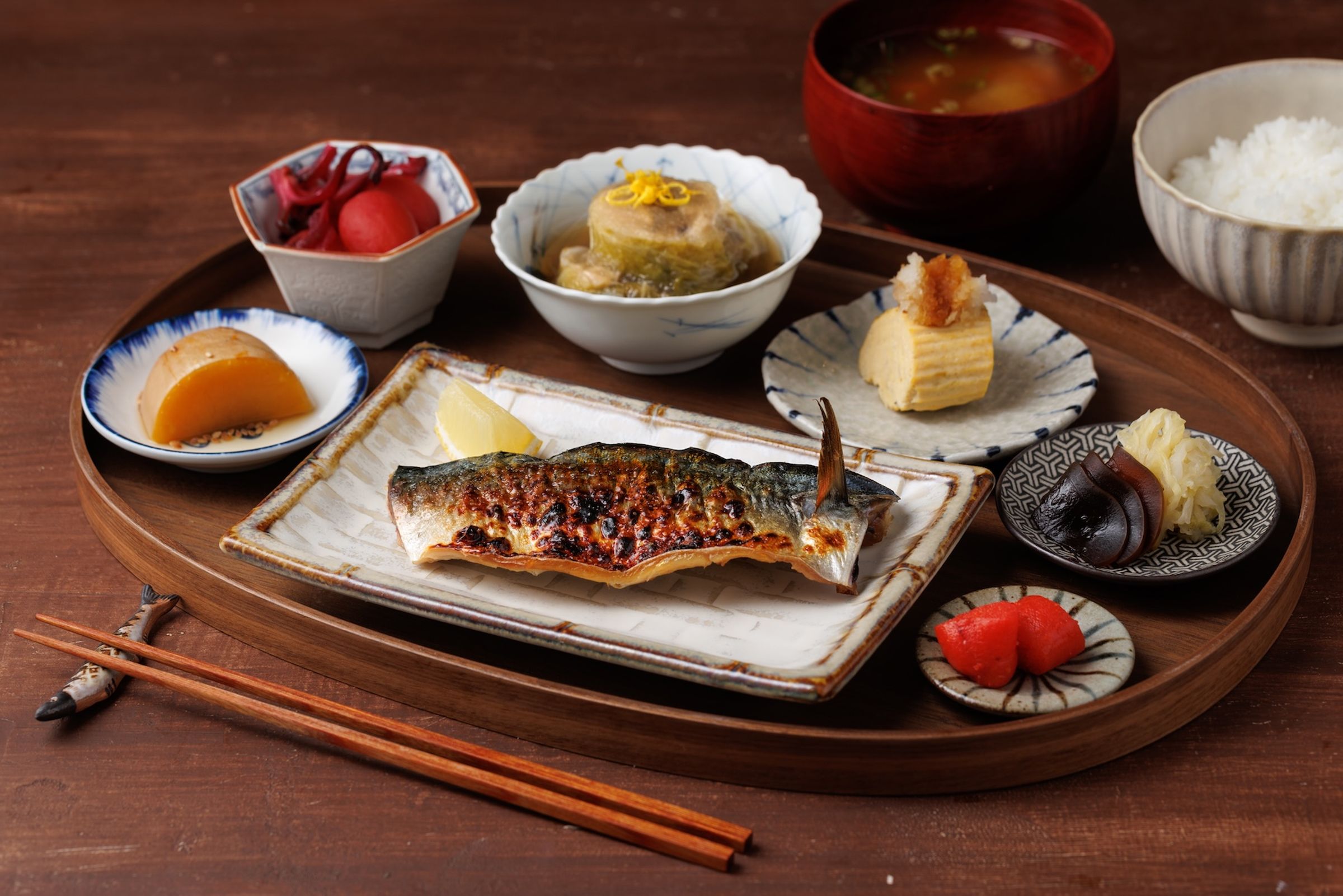 「朝炭」提供烤魚、白飯及醃漬物等日式朝食，讓人彷彿置身日本的晨間場景。（圖／豊漁餐飲集團）