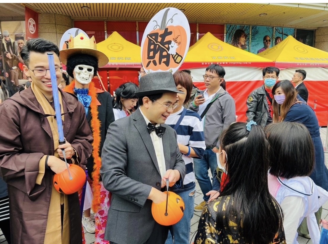 檢察長顏迺偉拿著南瓜桶發放糖果給小朋友。士檢提供