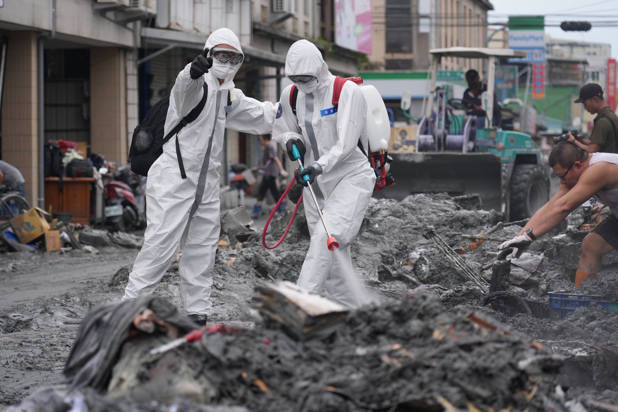 賴清德今天致電顧立雄「下令增派兵力投入災後復原」。（取自賴清德臉書）