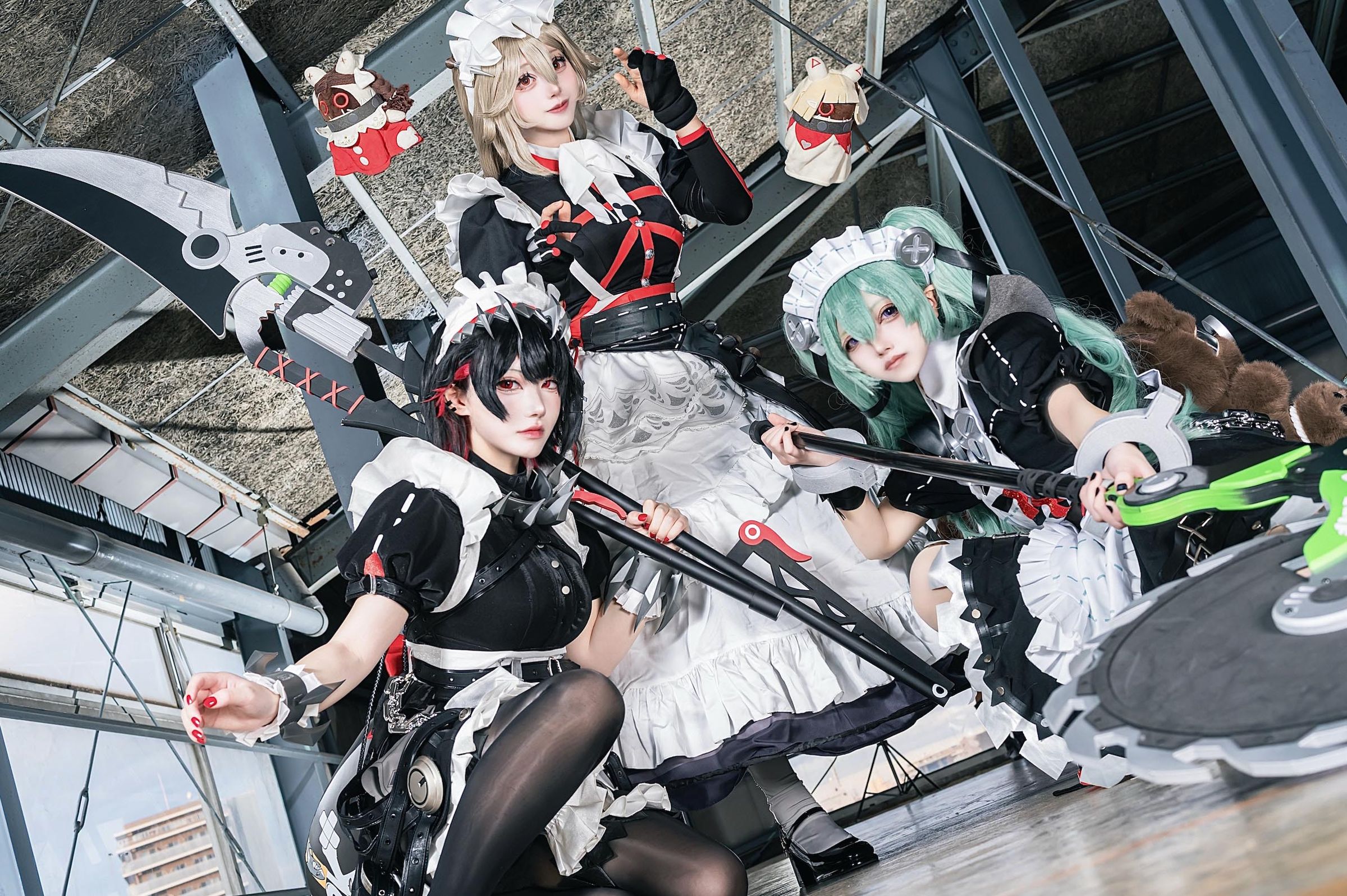 日本Peach（中）、eruk（左） 與志央組成的新銳 Cosplay 團體「桃羽Family」首次海外活動將獻給FF46。（零壹壹貳娛樂有限公司提供）