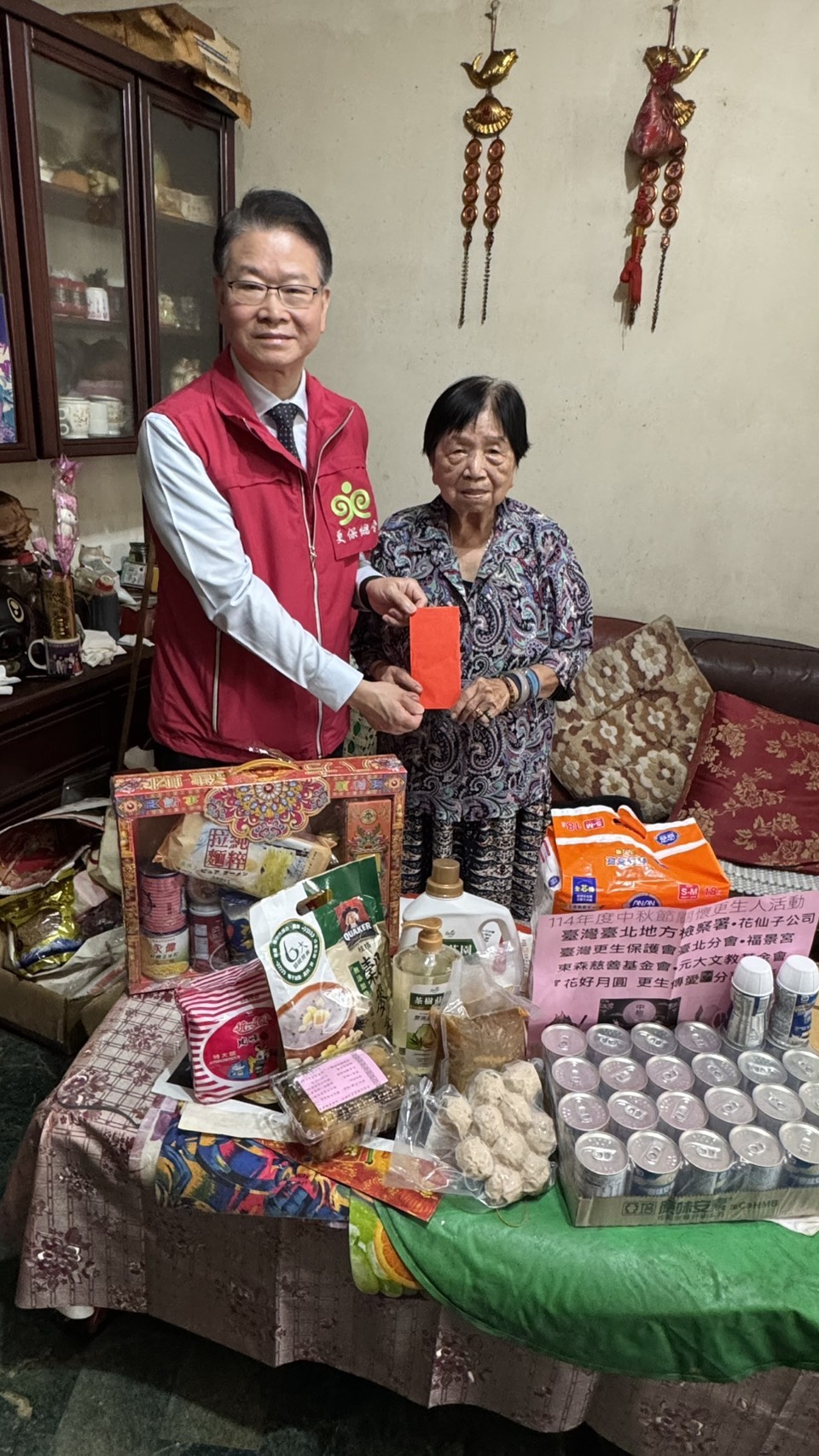 台灣更生保護會台北分會積極協助更生人復歸社會,除了輔導就業、重新建立起家庭,更利用中秋佳節溫馨送愛關懷更生人。(台灣更生保護會台北分會提供)
