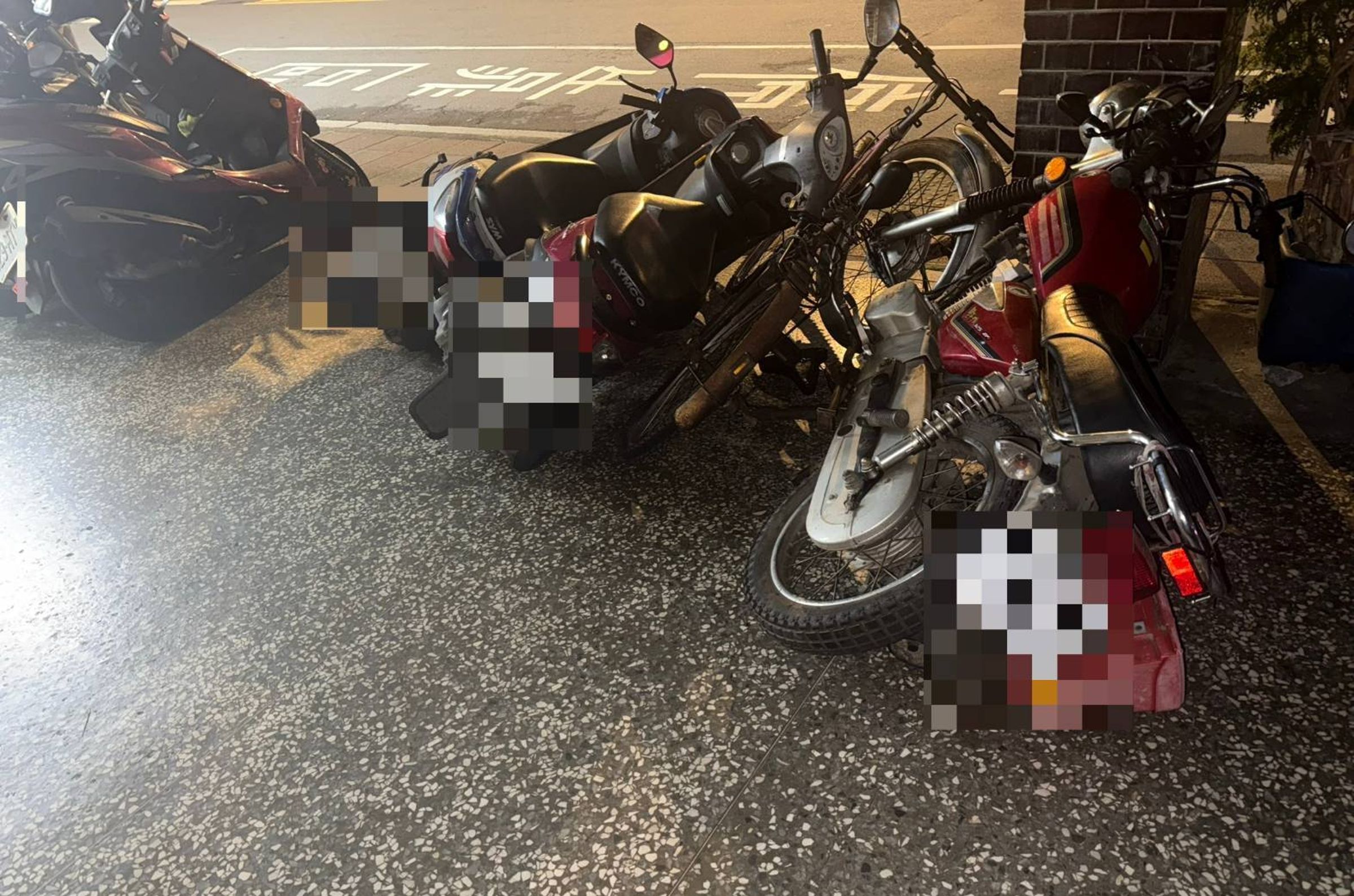 南港男心情不好推倒路邊機車。(警方提供)