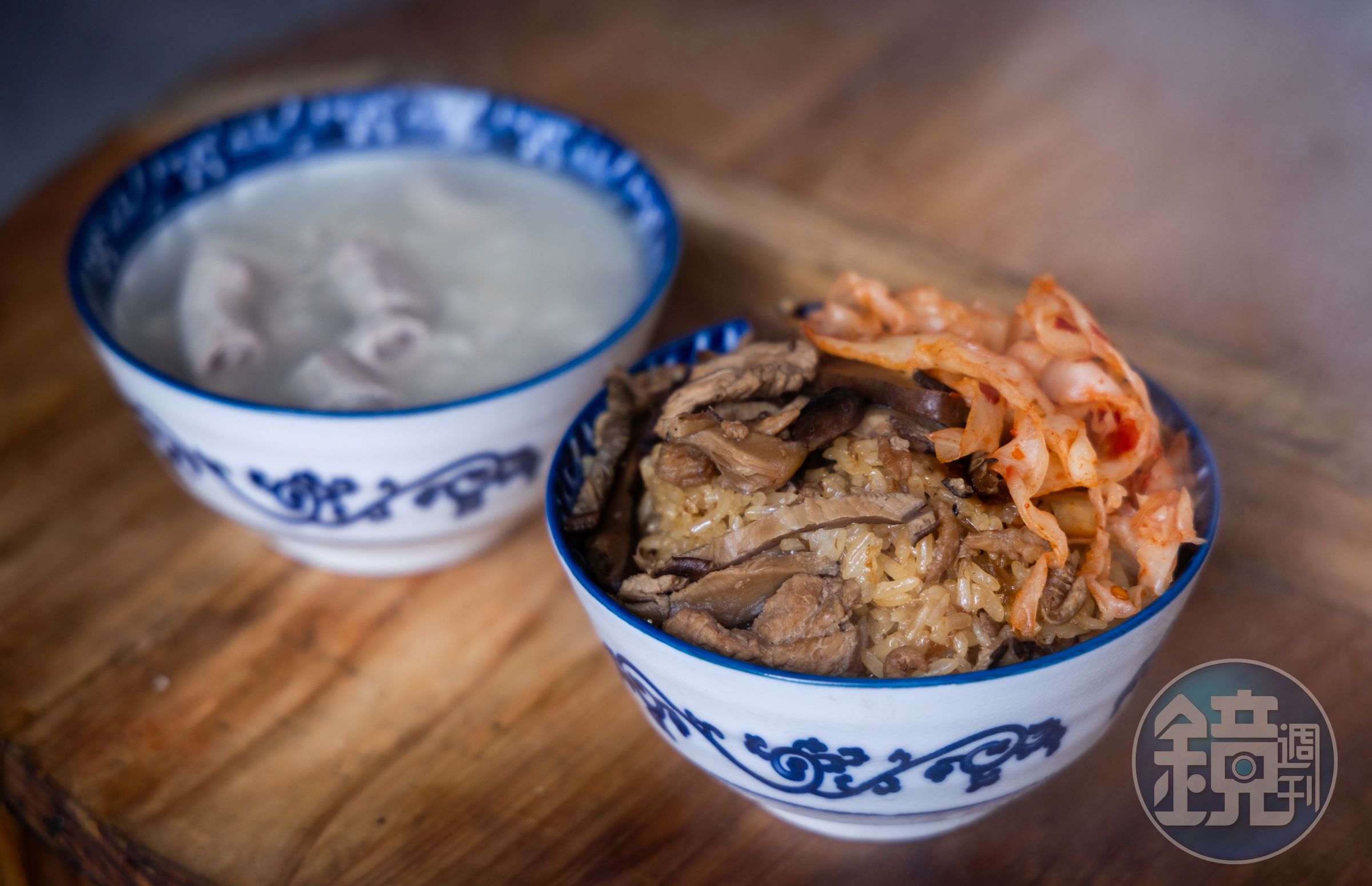 阿潘功夫油飯只做外帶，陳政任捨棄遇蒸氣便軟爛的香菜，換搭自製辣脆泡菜。（油飯100元/斤，50元/碗）