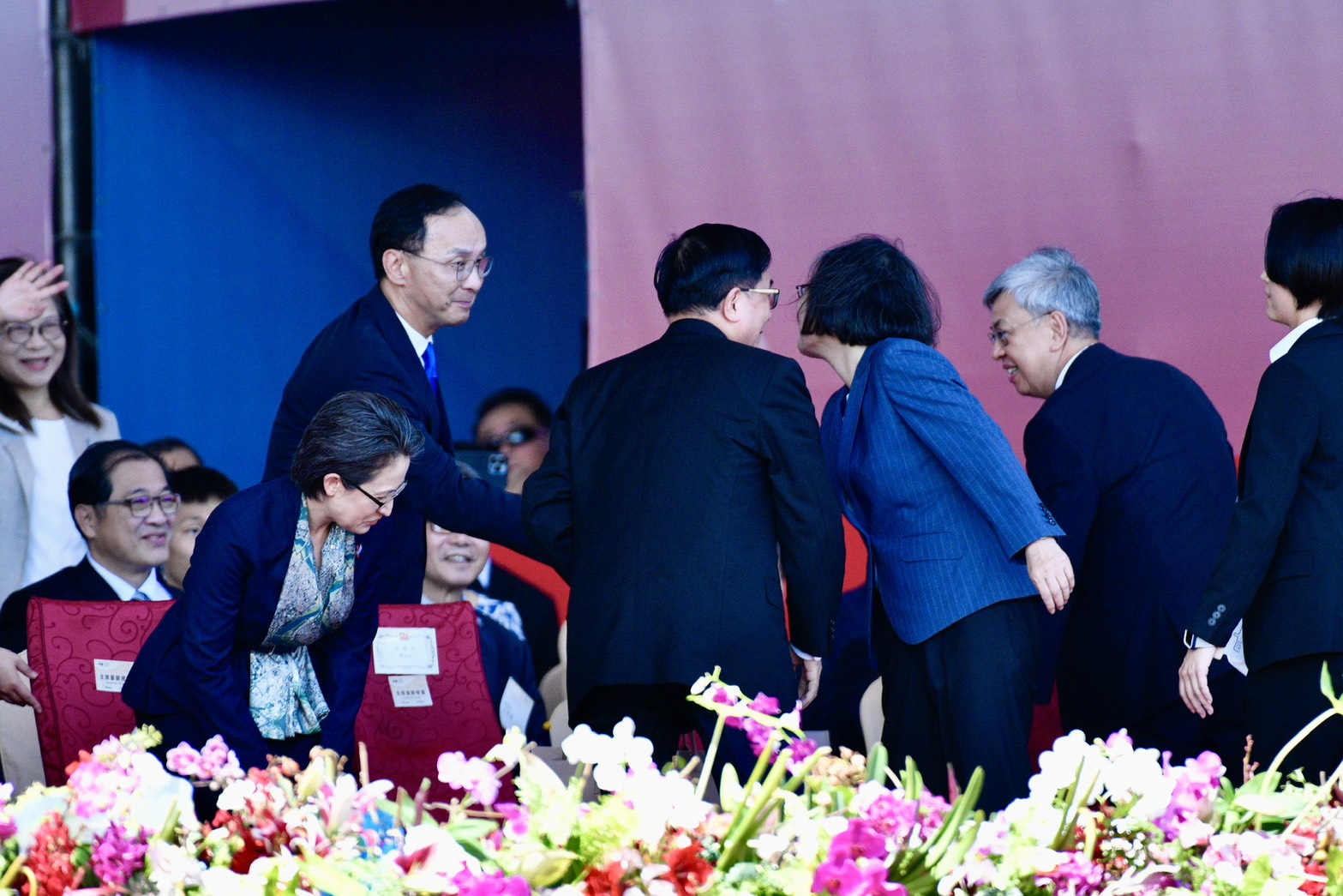 國民黨立法院黨團今年採取「自由參加」國慶大會，部分藍委也有參加。（鏡報李智為）