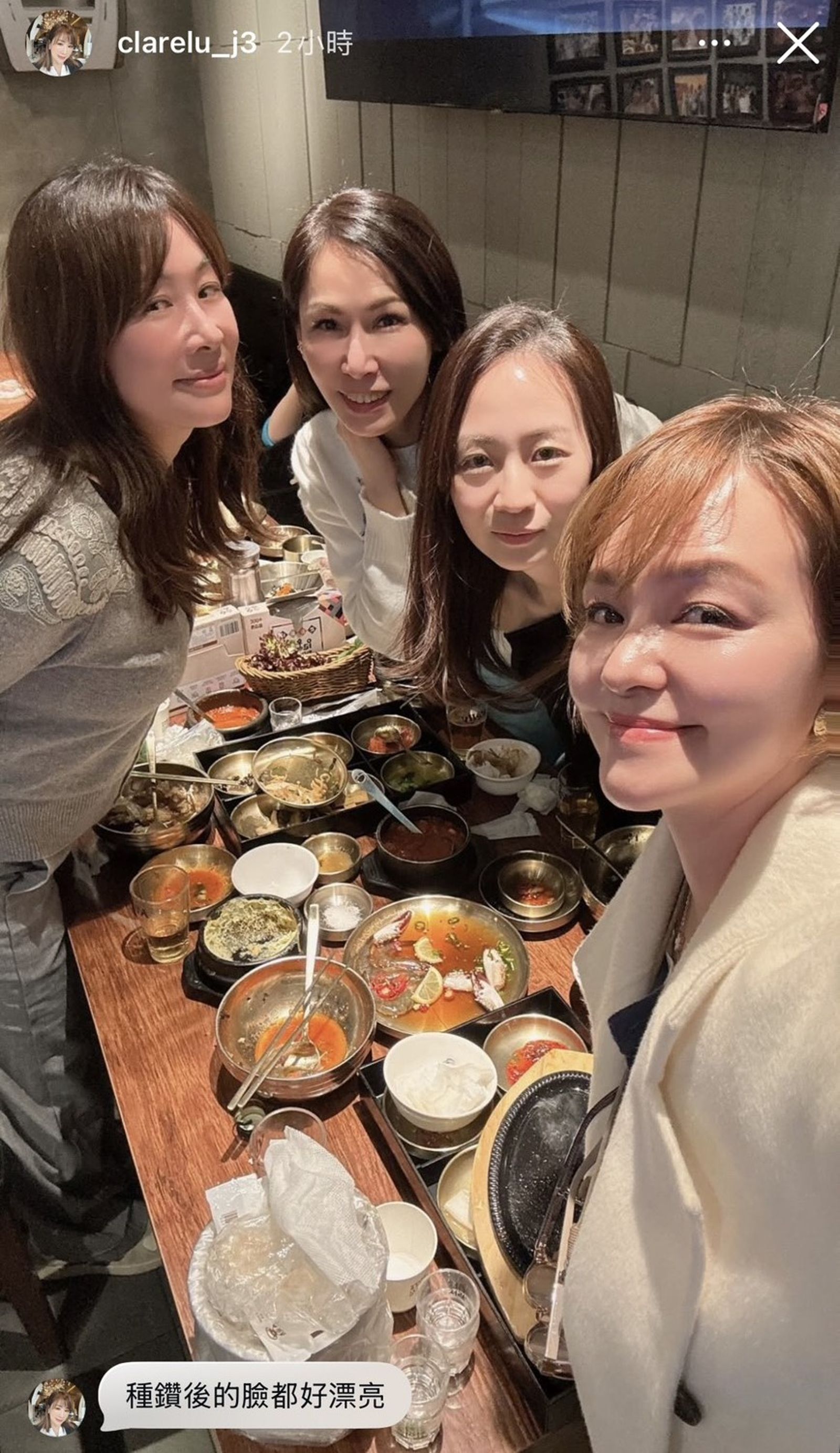 路永佳（左一）與好友們自拍，直呼「種鑽後的臉都好漂亮」。（翻攝clarelu_j3 IG）