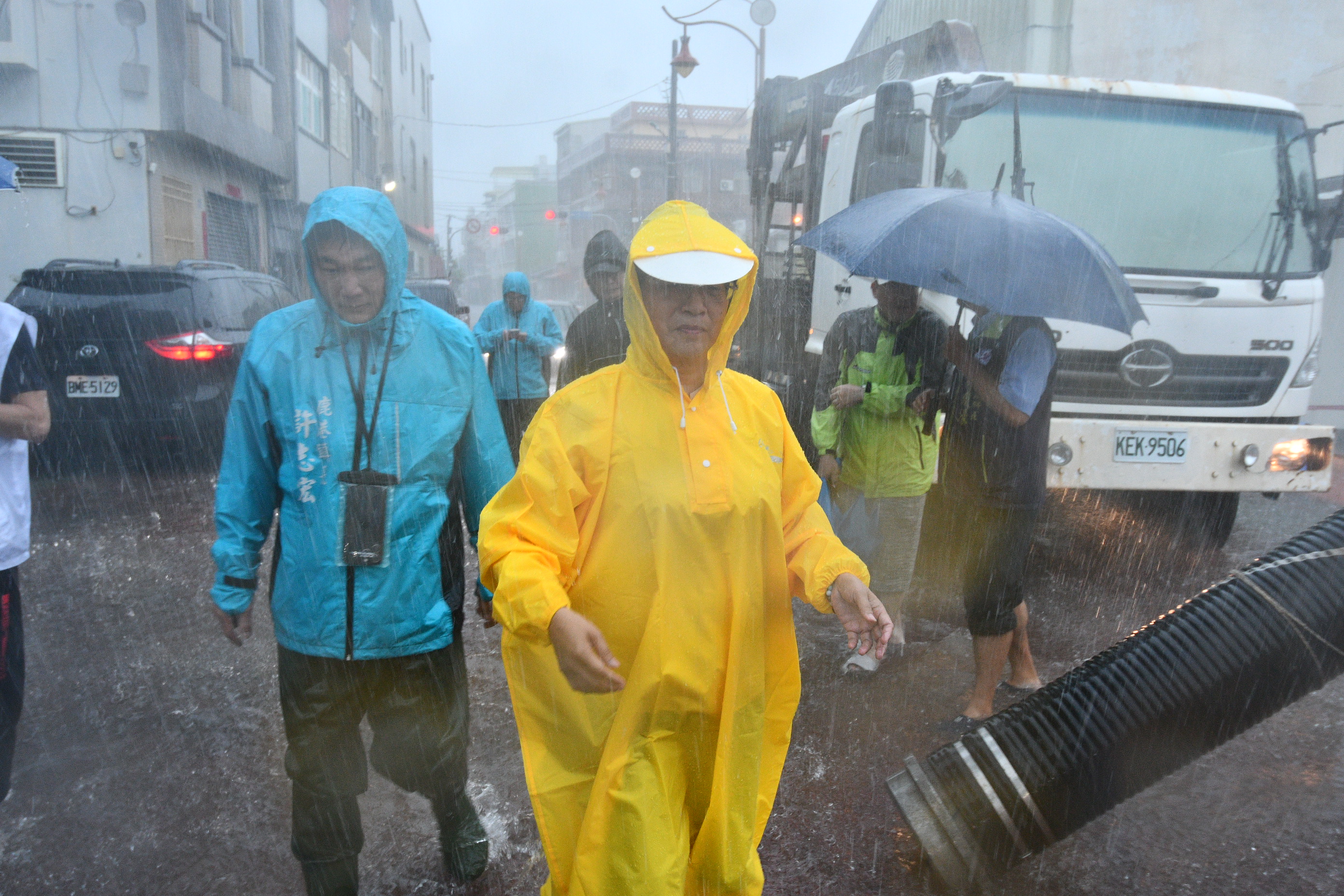 彰化縣今暴雨淹大水，王惠美今到鹿港等地視察，民眾則期待她盡快宣布停班停課。（彰化縣府提供）