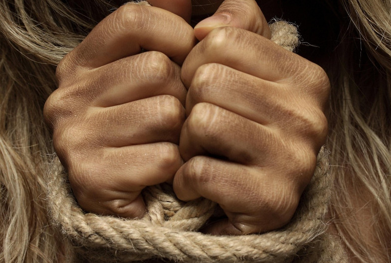 印度一名少女被父親懷疑與人夫交往，竟被綁手丟入河中。（示意圖，pixabay）