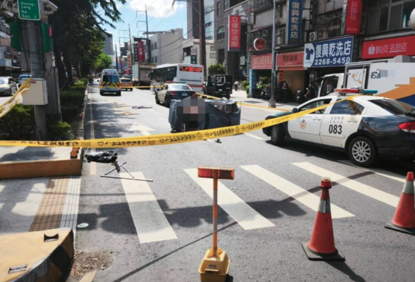 新北市土城區中央路三段與永寧路口今日下午發生死亡車禍，一名老翁遭貨車撞死。（翻攝畫面）