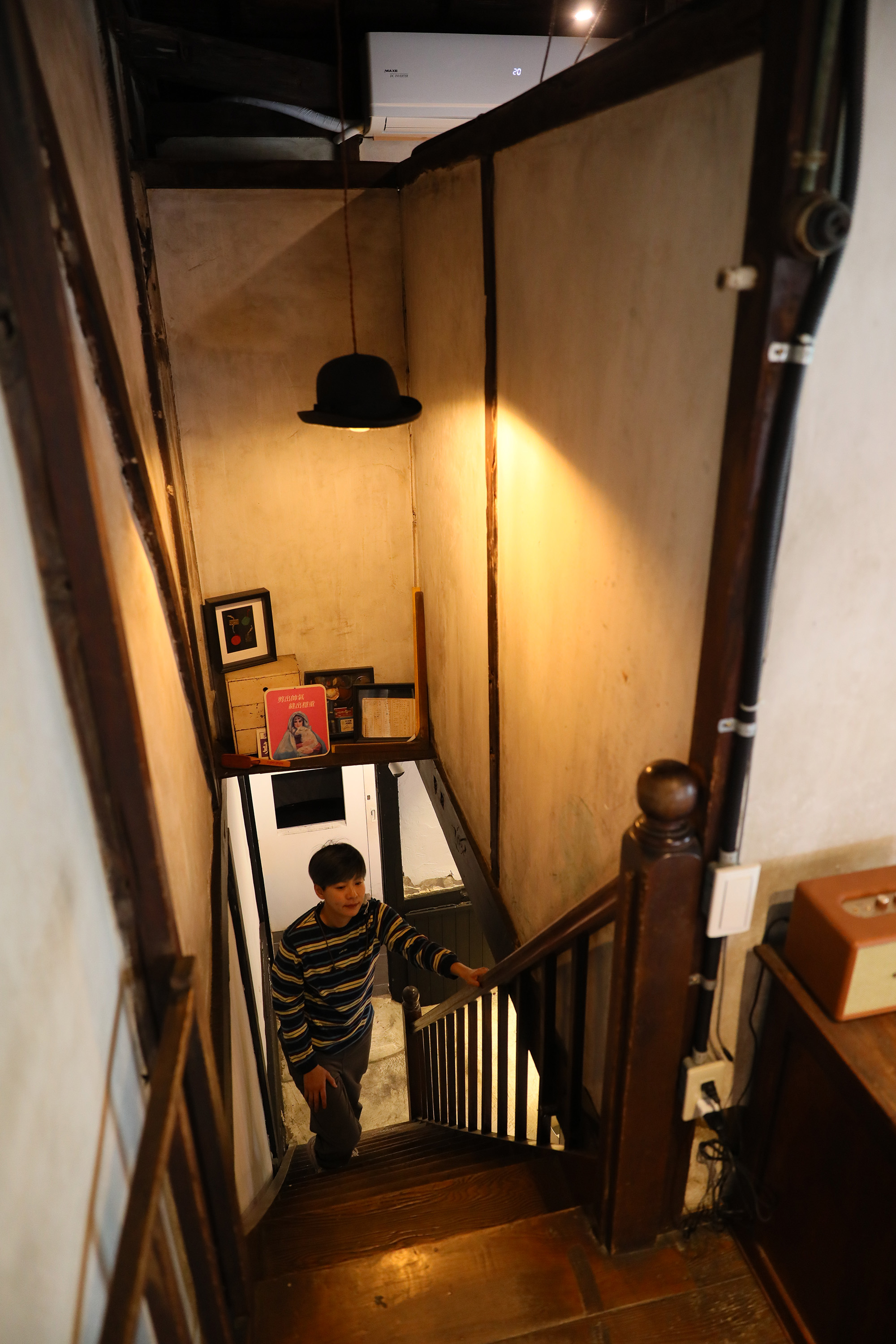 老建築修復得很到位，踏著木梯上樓，每一步都令人感受老屋的美好。