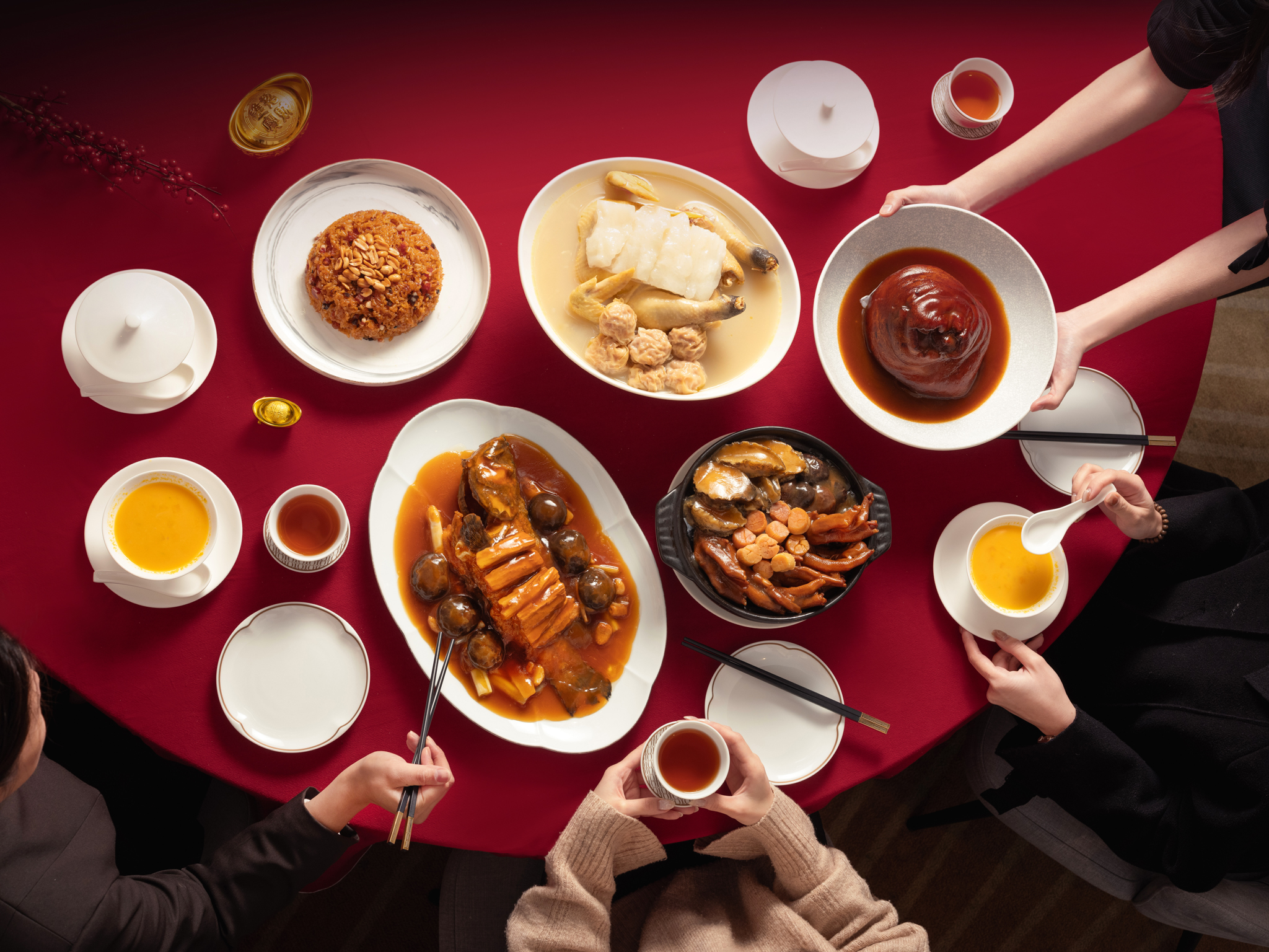 距離農曆春節只剩最後一週，還沒下手年菜的要趕緊動作了。圖為「捌伍添第」2025年推出限量100組的外帶年菜禮盒。（8,888元／約4～6人份，嘉林餐旅集團提供）