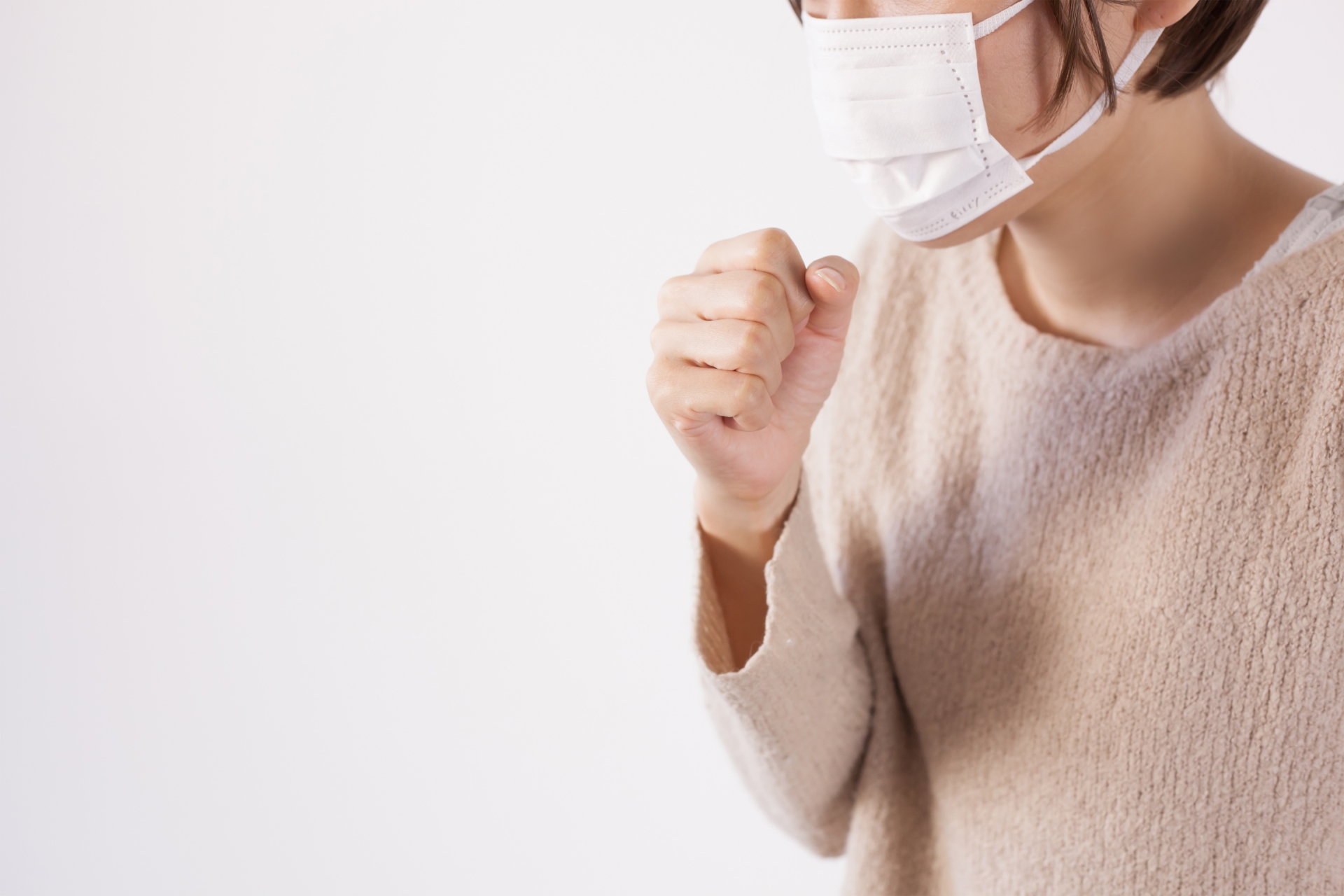 醫師提醒，若乾咳逾2週卻沒有感冒症狀，應立即就醫拍片檢查，釐清是否有確診肺腺癌風險。（示意圖，取自PhotoAC）