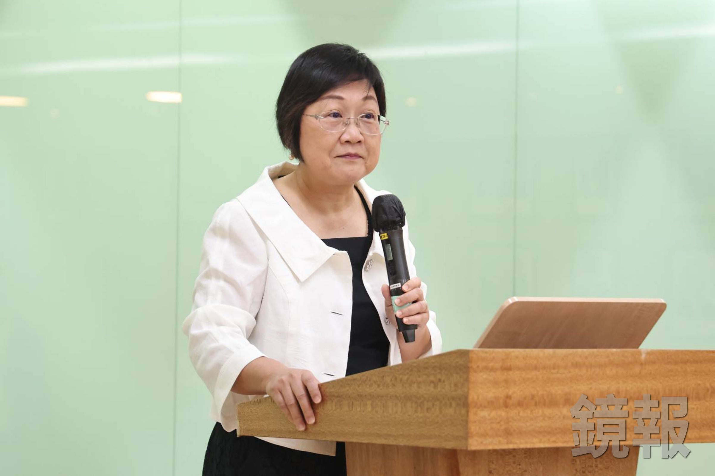 徐佳青今（7日）臨時召開記者會，哽咽宣布請辭僑委會委員長。（鏡報林煒凱）