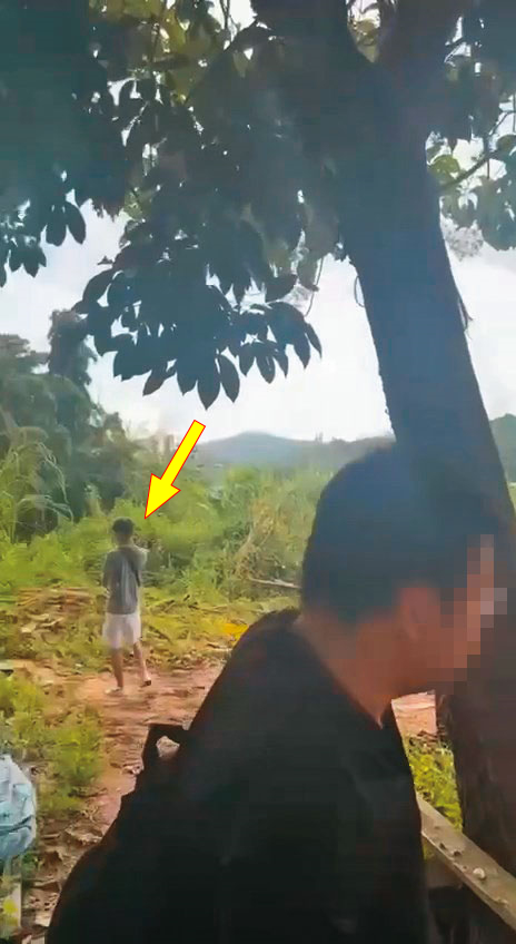 余男抵達泰國後，被載往偏僻山區，並在人蛇集團成員（箭頭處）監控下，被迫搭船偷渡到緬甸。（讀者提供）