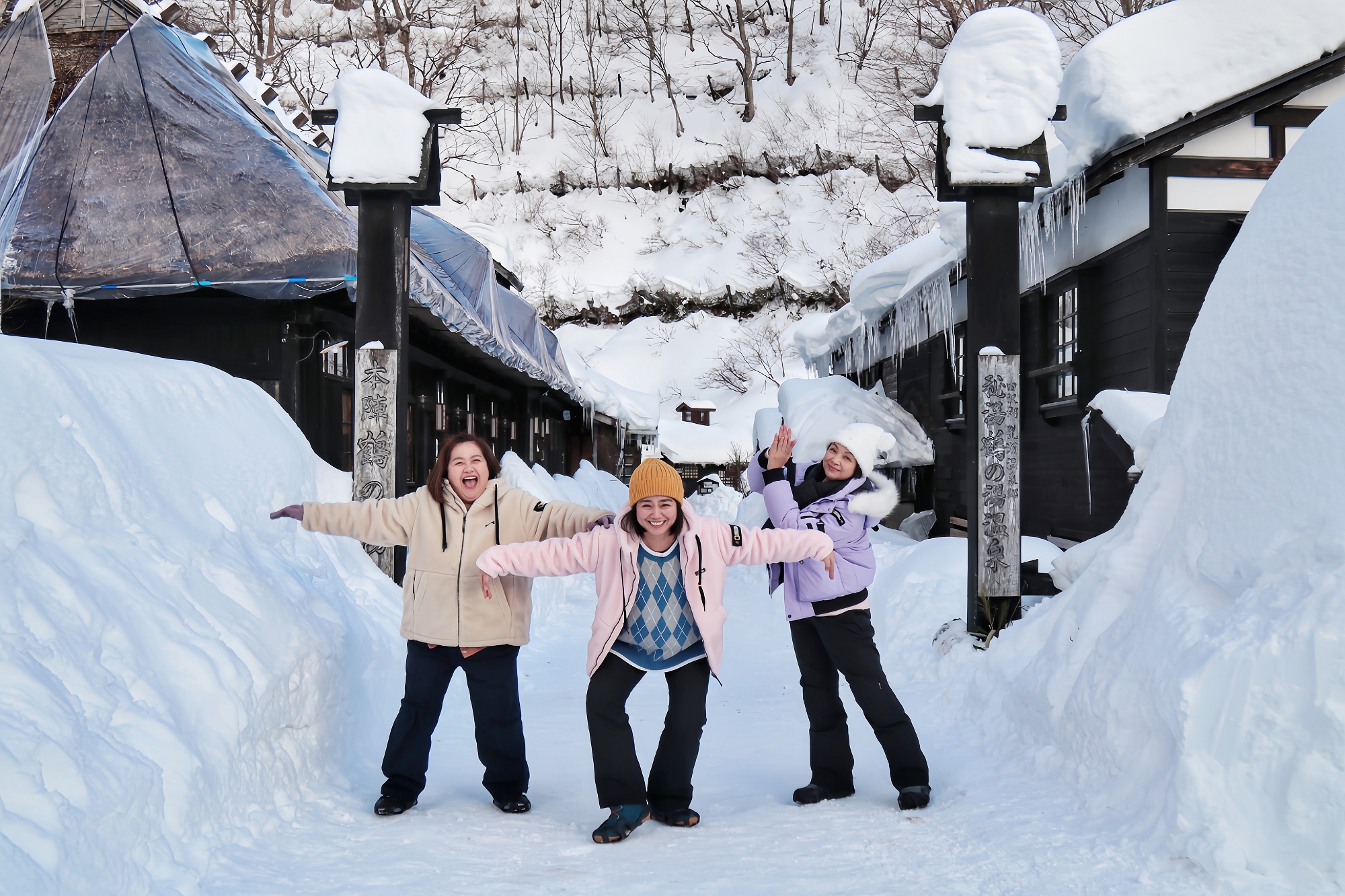 嚴藝文（左起）、 楊貴媚與鍾欣凌為主持的《老少女奇遇記2》前往日本，認識當地文化和感受自然美景。（桂田文創提供）