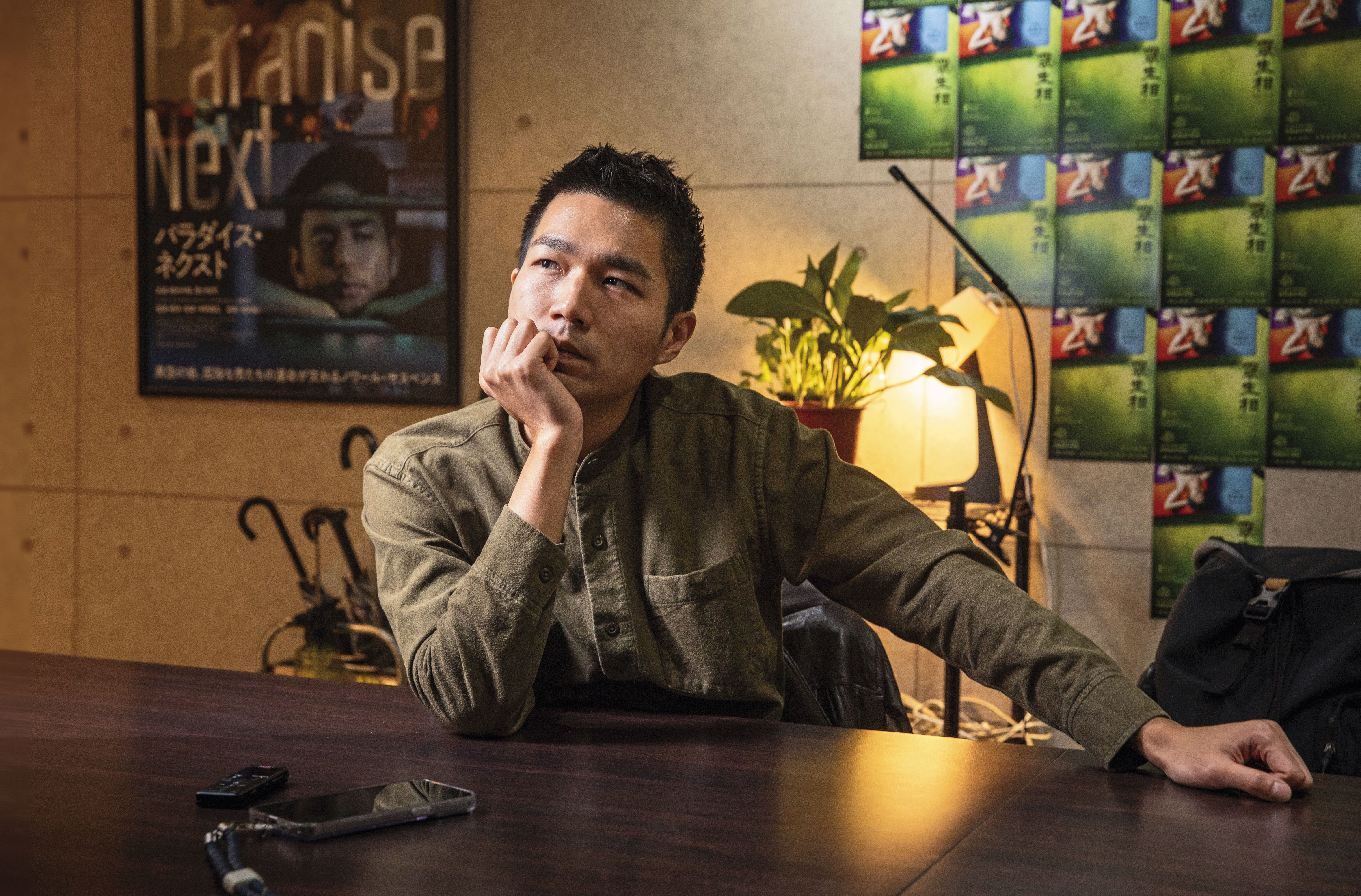 訪問時，李駿碩偶爾會露出男孩一樣的神情。