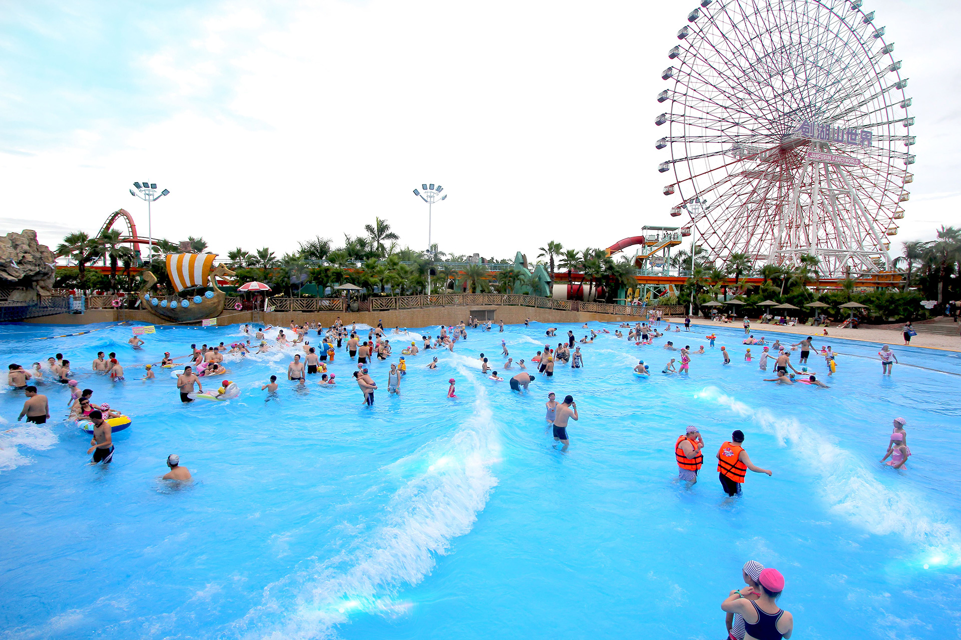 暑假當然要去水樂園，不然要幹嘛呢？全台水上樂園祭出優惠，快來看要去哪一個樂園？翻攝劍湖山世界官網。