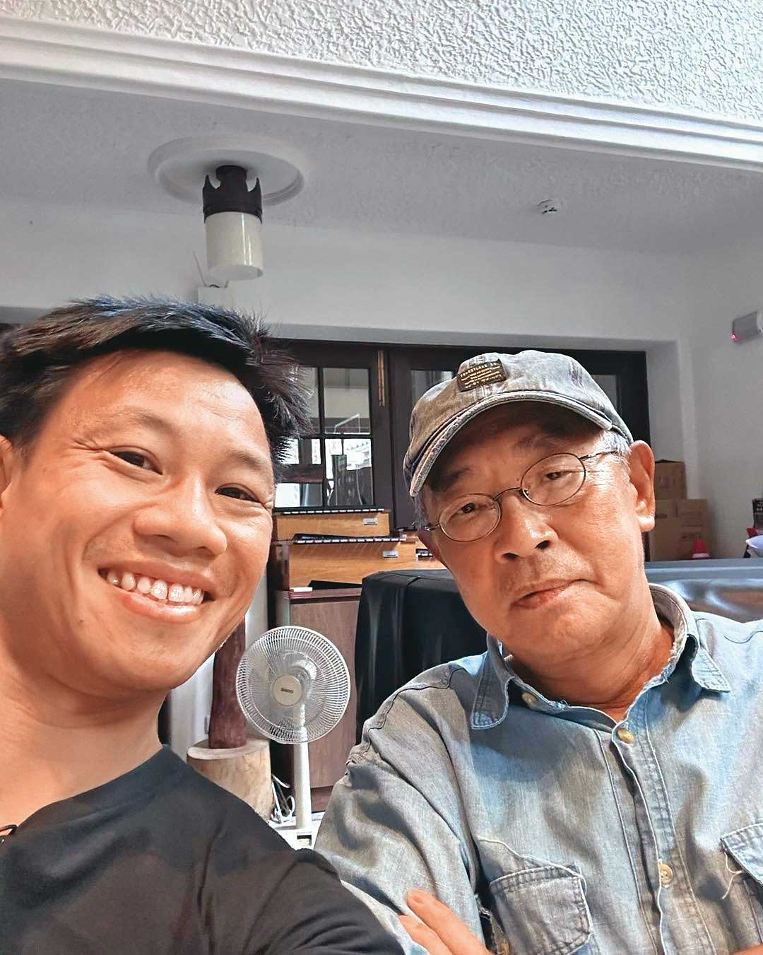 已故銅鑼灣書店店長林榮基在台灣期間，與許多港人互相扶持，就像家人般親近。圖為湯偉雄（左）與林榮基（右）舊照。（翻攝赴湯臉書）