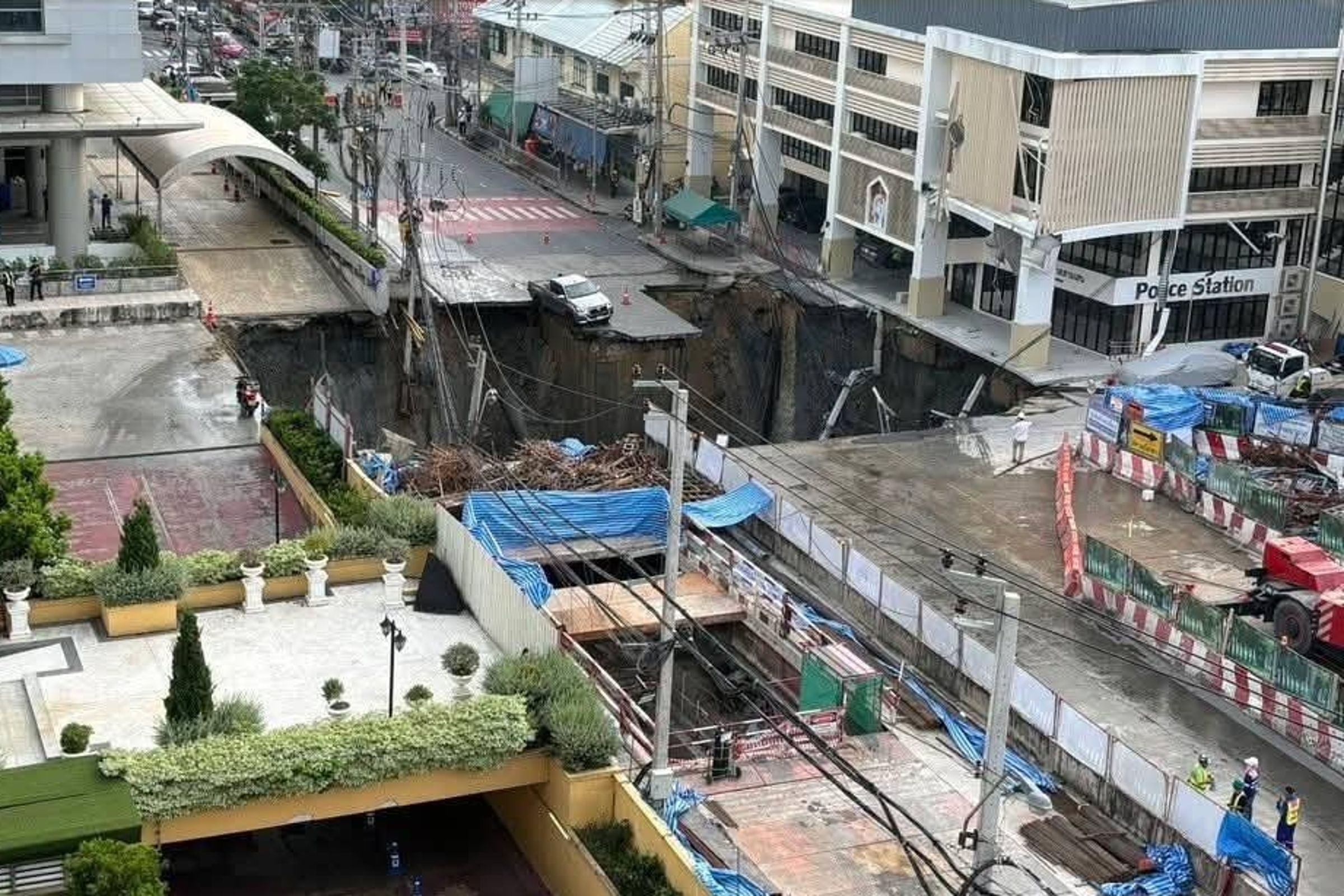 泰國曼谷今出現深達50公尺的巨大天坑。（翻攝自กรุงเทพมหานคร）