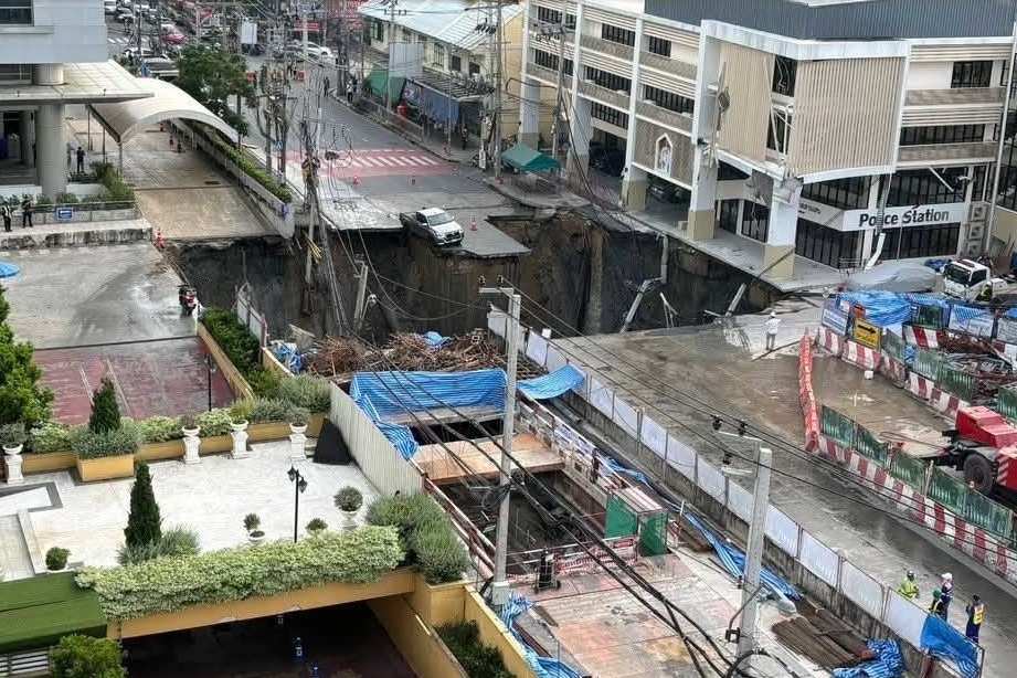泰國曼谷今出現深達50公尺的巨大天坑。（翻攝自กรุงเทพมหานคร）