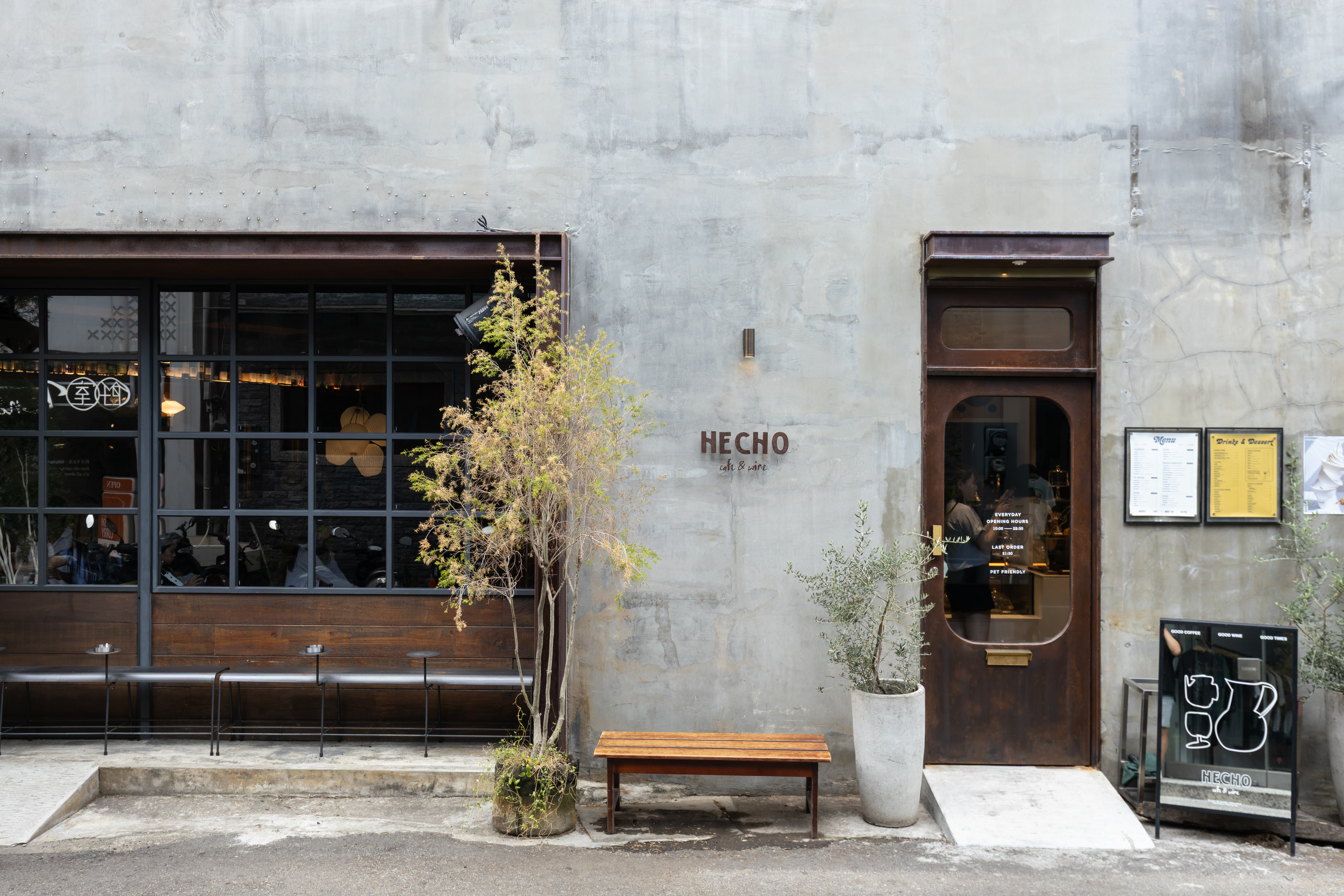 「做咖啡 HECHO cafe & wine」原是開業13年的老字號早午餐店，2025年首次大改裝，將餐點與空間同步升級。