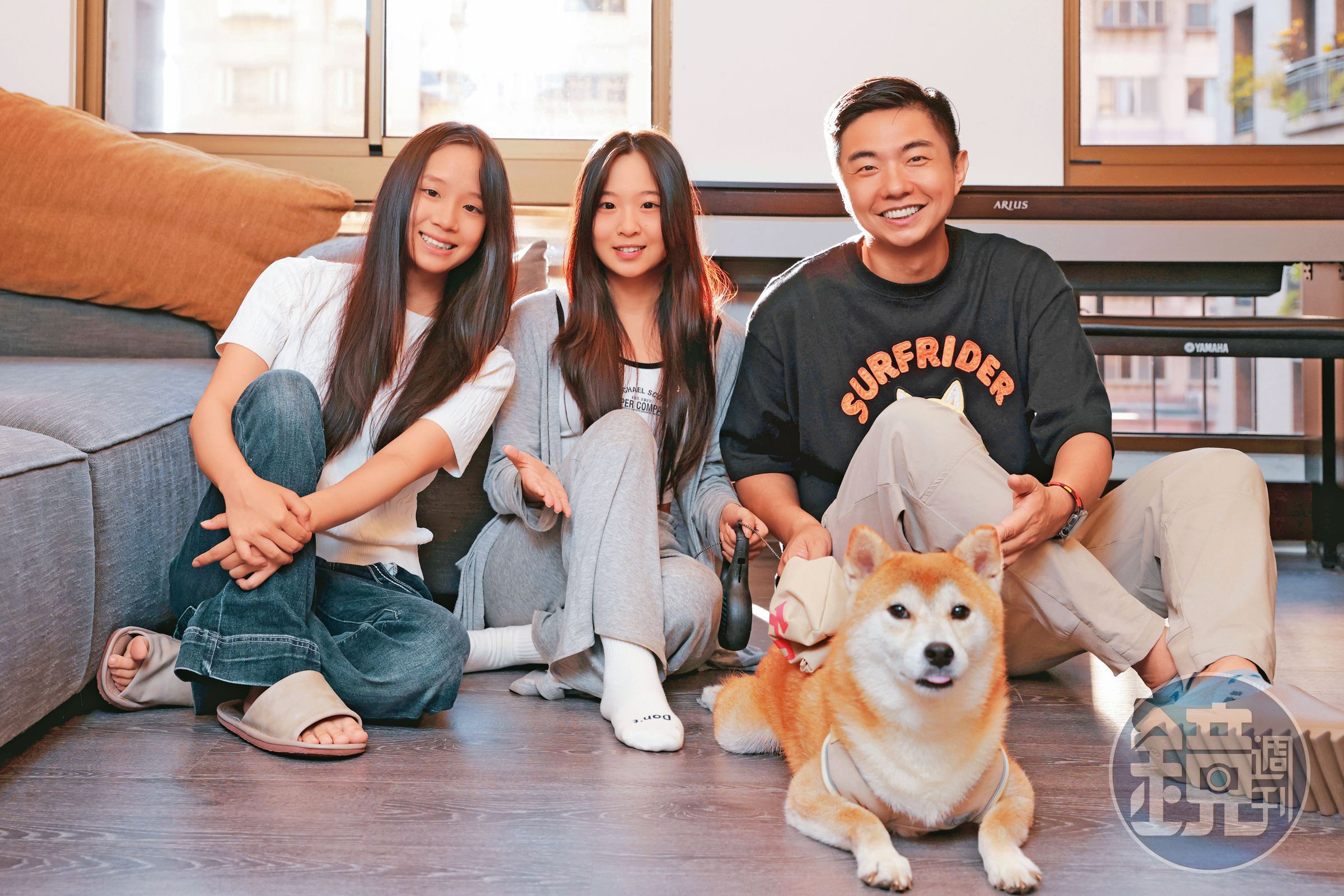 晨晨（中）、翎翎（左）姐妹一起養柴犬熊熊，只是對狗狗的關心度不夠，因此熊爸給了不少建議。